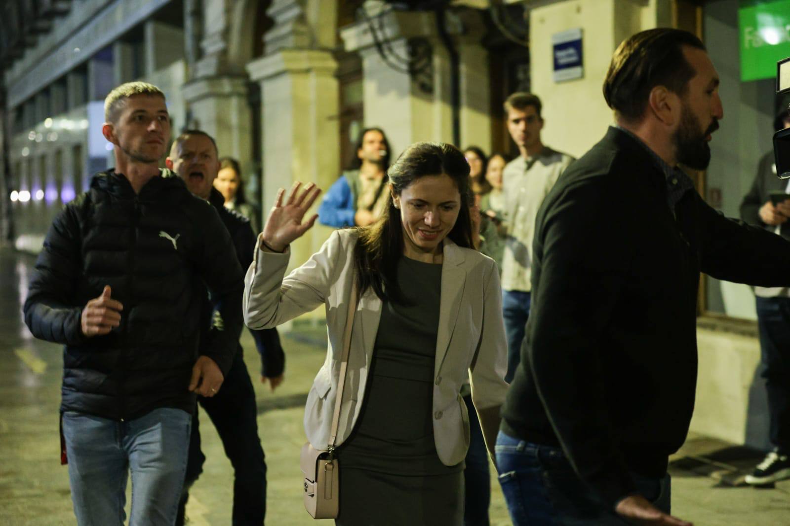 Singurul cuvânt pe care Mirabela Grădinaru i l-ar fi șoptit la ureche lui Nicușor Dan în timpul discursului prin care anunța că a câștigat alegerile