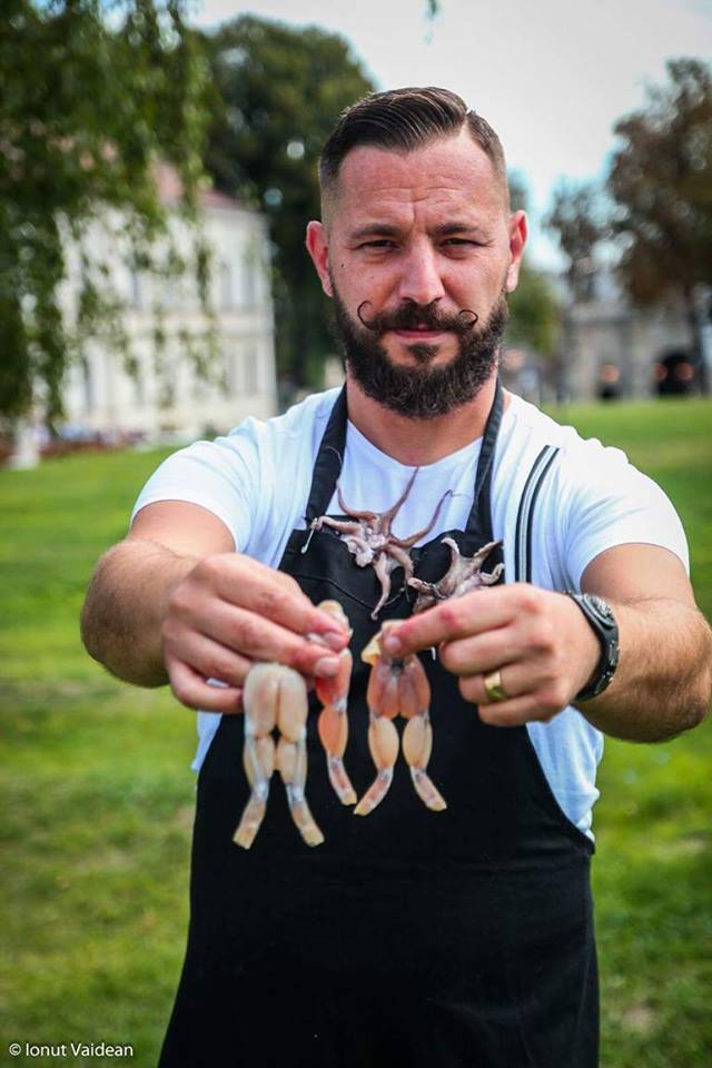 EXCLUSIV REPORTAJ/ Fashion Food la Alba Iulia: Un bucătar excentric face haine și accesorii din alimente. Spectatorii pot mânca direct de pe modele!/ VIDEO
