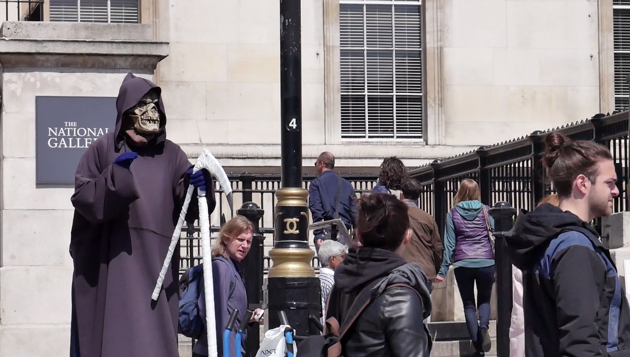 VIDEO EXCLUSIV/Yoda ”suspendați” în Trafalgar Square din Londra sunt români. Nea Viorel și-a comandat costumul la un croitor din Buzău!