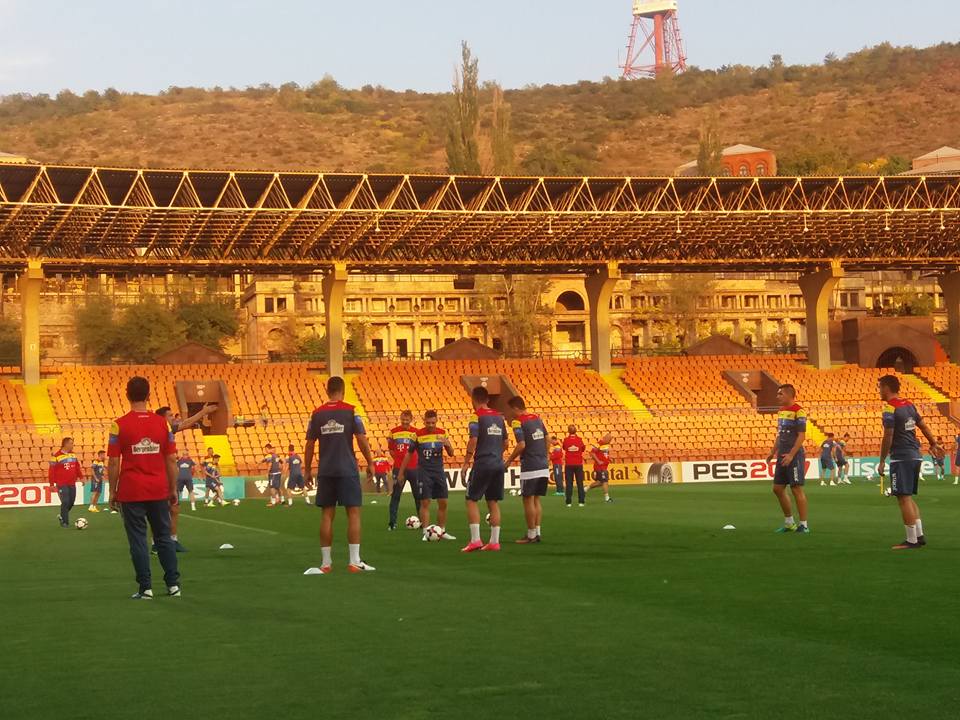 Armenia - România (sâmbătă, ora 19:00, TVR 1). Tricolorii au făcut antrenamentul oficial la Erevan. Jucătorii vor câte o mașină primă de calificare / GALERIE FOTO&VIDEO