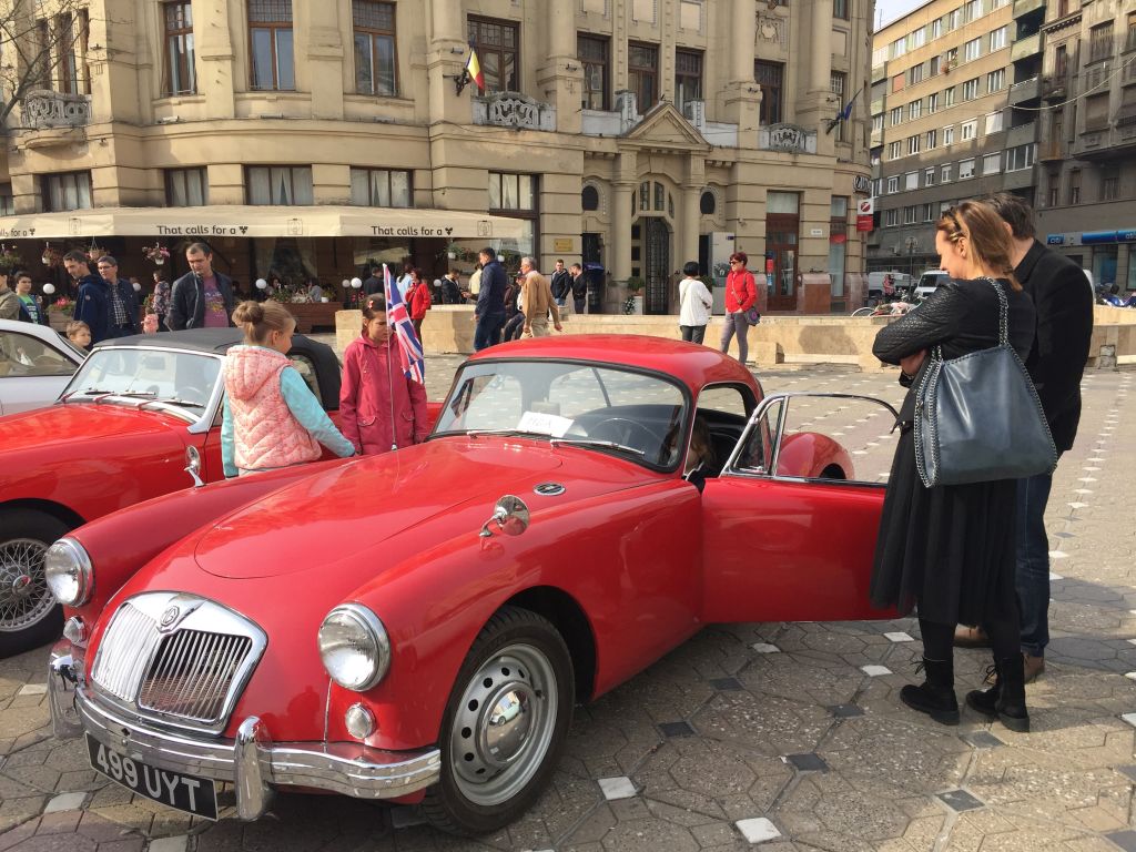 Mașina folosită de Robert Redford în filmul Havana, la Timișoara. E o replică, dar bijuteria a făcut furori printre iubitorii de mașini de epocă