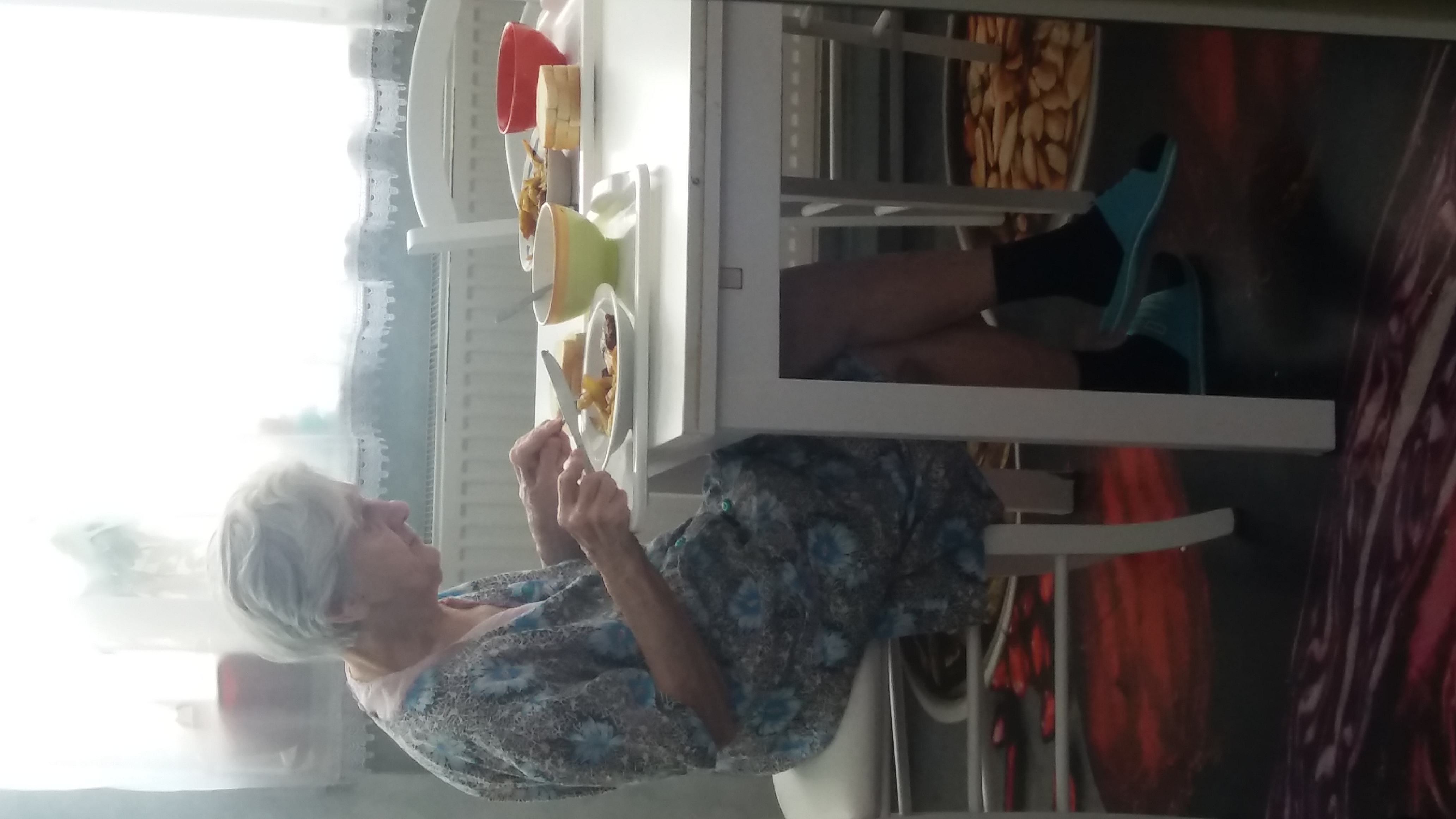 REPORTAJ / Mărioara Mihăilă, centenara nostalgică după Turnul Eiffel și rochia de voal. ”Duc greu în spate cei 100 de ani” - VIDEO