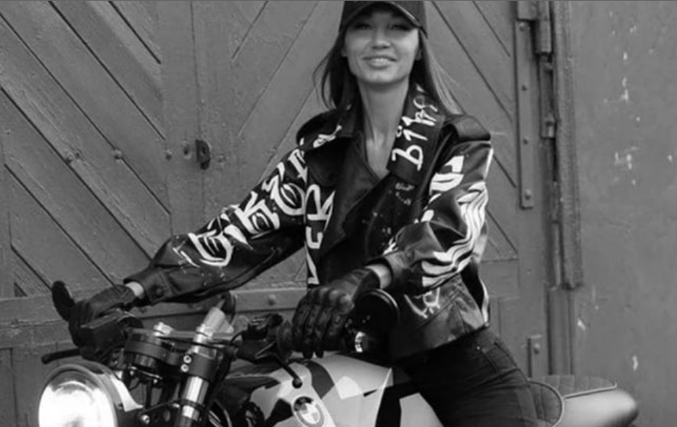 Tragikus balesetben elhunyt a gyönyörű motoros influenszer: több millióan gyászolják a 38 éves édesanyát