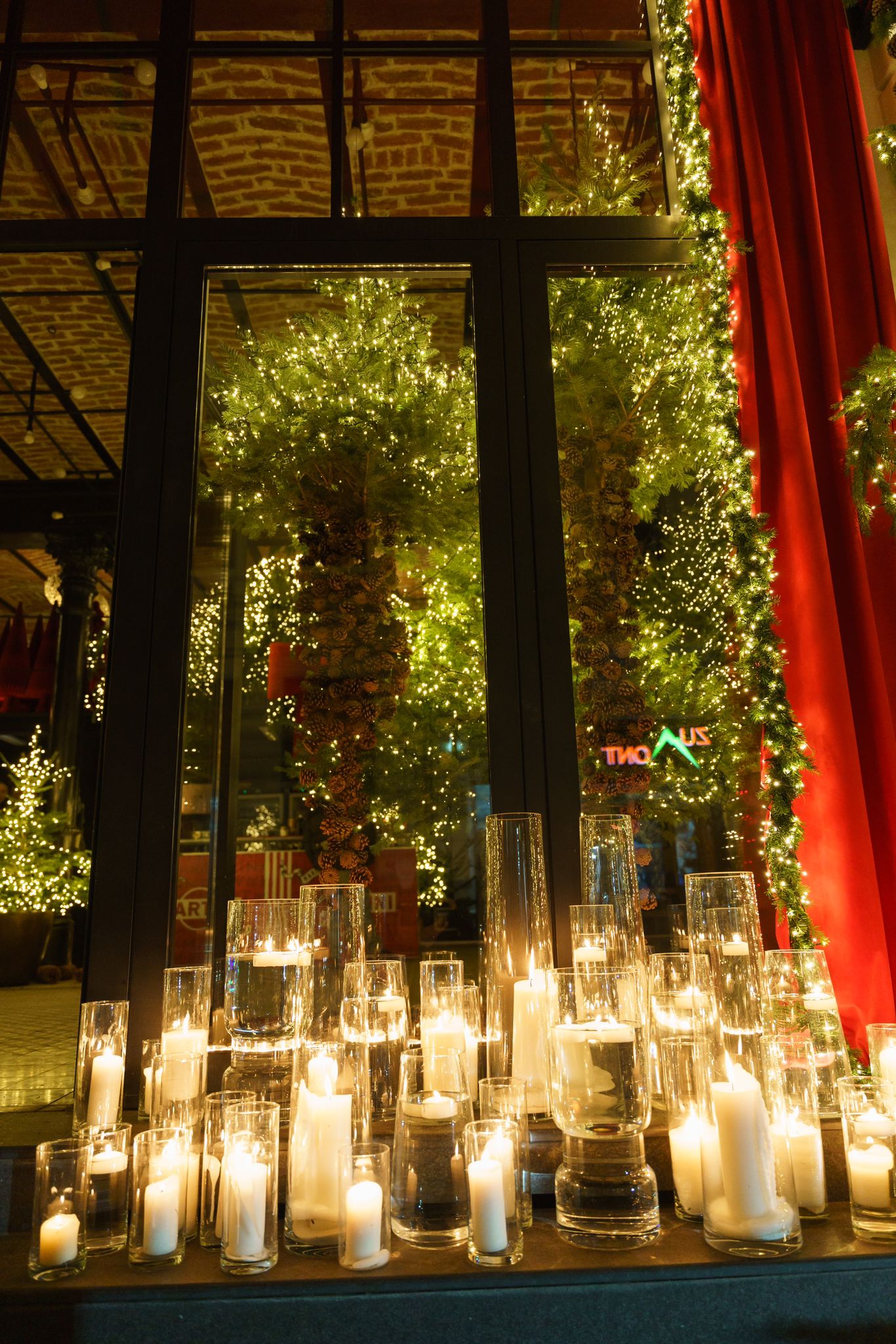 Imagini cu „Atelierul lui Moș Crăciun” din București. Cum arată „The Christmas House”, una dintre cele mai decorate clădiri din oraș