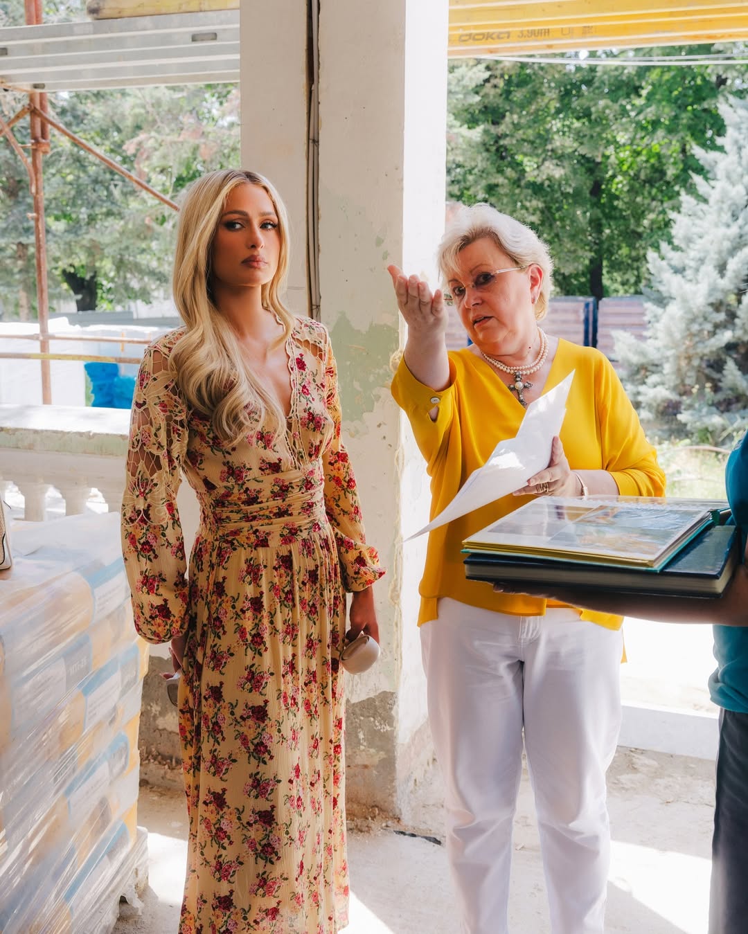 Paris Hilton a ajutat copiii nevoiași din Craiova. Primele declarații ale vedetei: „Am văzut cum arată speranța adevărată”