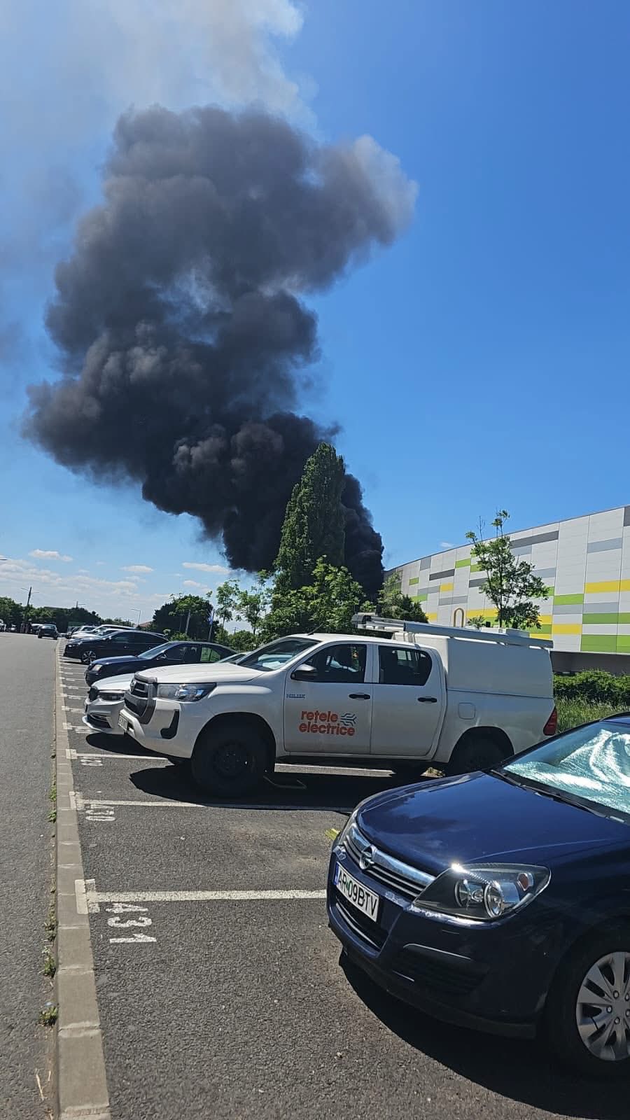 Arde un mall din Arad, aflat în renovare. A fost transmis mesaj Ro-alert