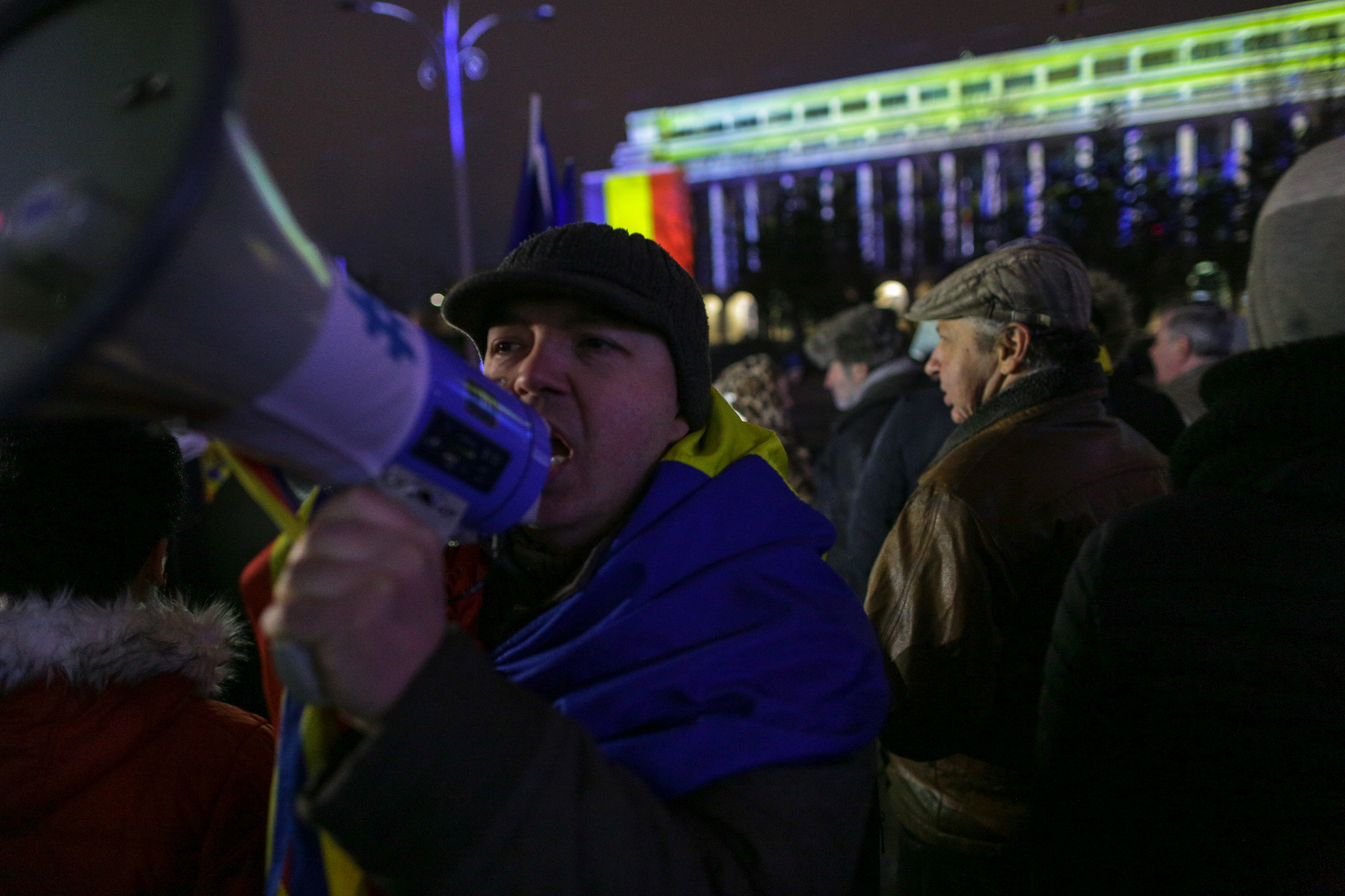VIDEO/ Proteste în București, în fața Guvernului, și în principalele orașe din țară. Cioloș și Barna, prezenți în Piața Victoriei
