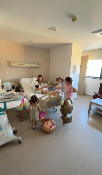 Filmarea emoționantă cu cele cinci fetițe ale Laurei Cosoi. Cum a fost prima întâlnire cu Nina și ce cadouri i-au adus la spital