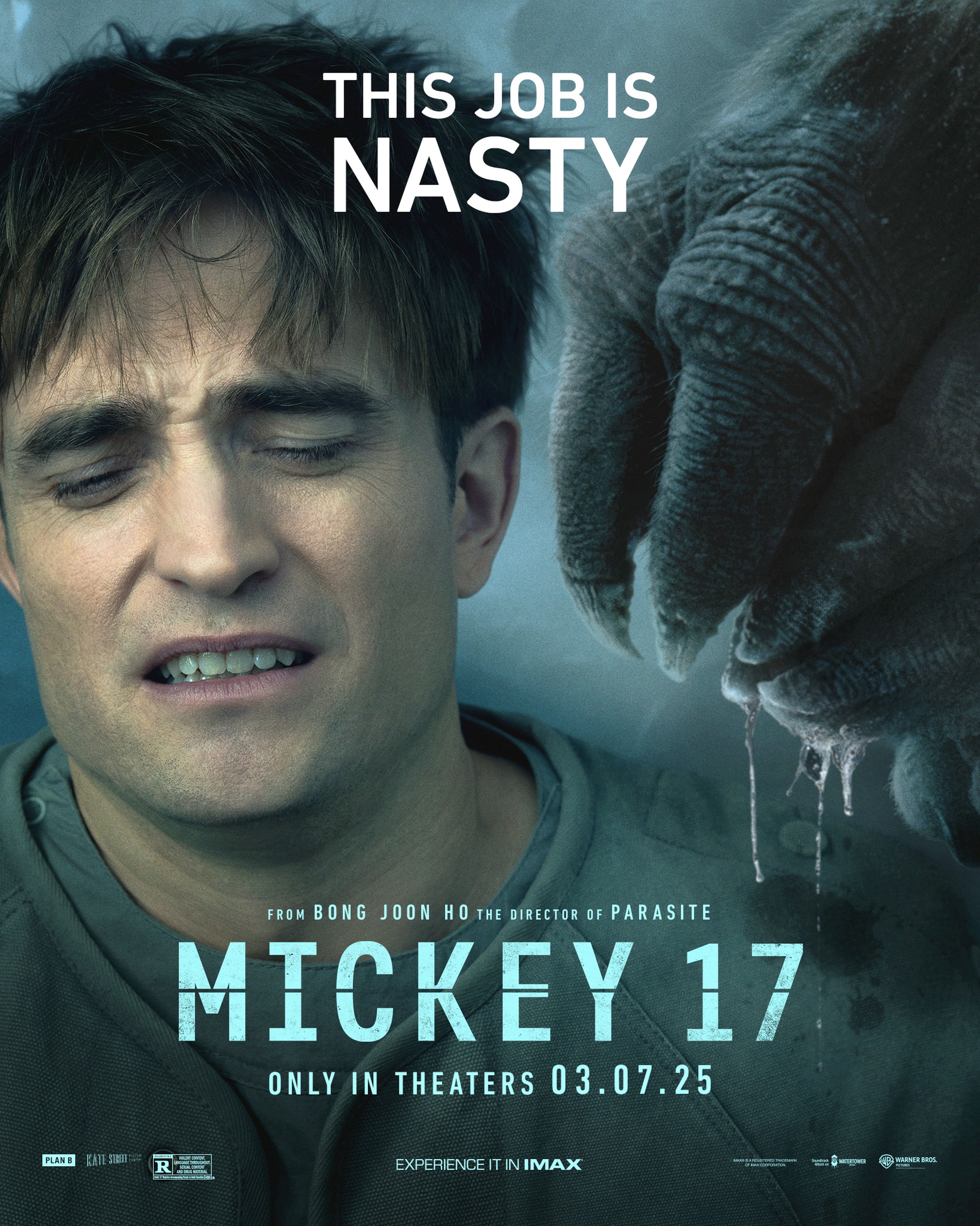 Interviu exclusiv cu Robert Pattinson despre „Mickey 17”, noul film în care apare. Ce spune despre regizorul Bong Joon Ho și actrița Naomi Ackie