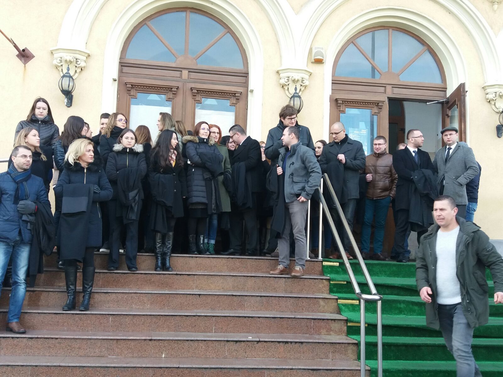 Protest spontan al angajaților de la Casa de Pensii Braşov din cauza salariilor mici| GALERIE FOTO