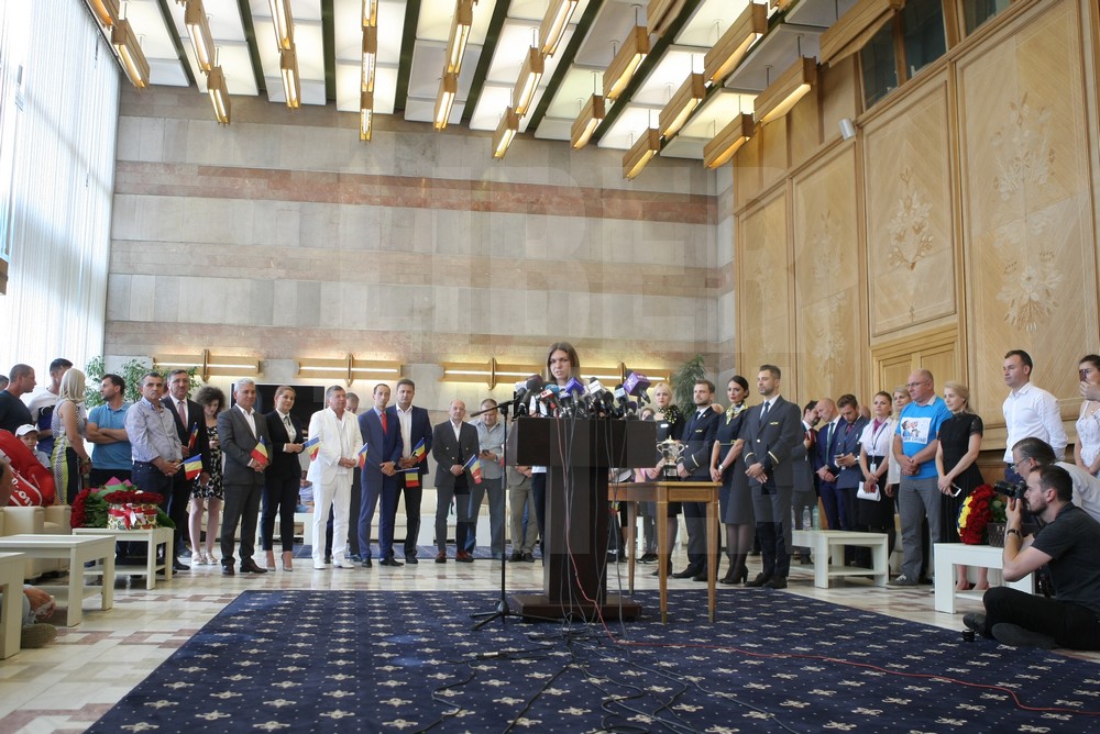 VIDEO&FOTO. Sosirea Simonei Halep în România după ce a câștigat Roland Garros 2018. Așteptată pe covorul roșu!