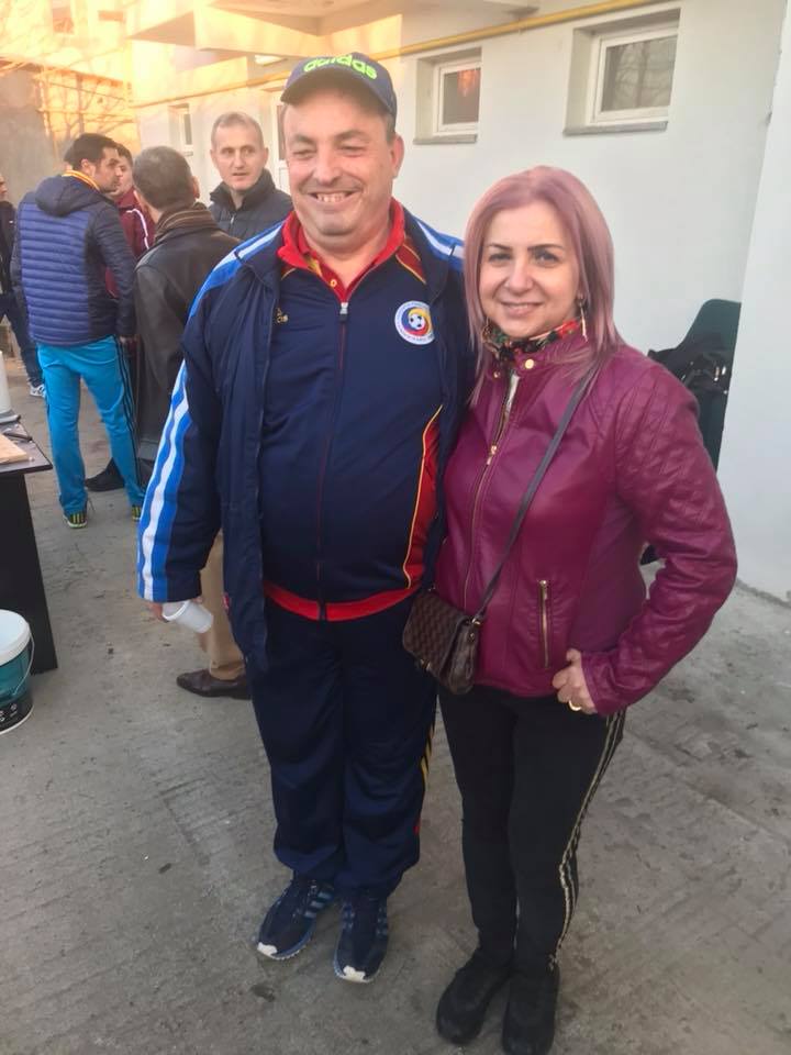 Carmen Șerban a tăiat porcul cu un grup de sportivi. A dat iama în șorici | FOTO