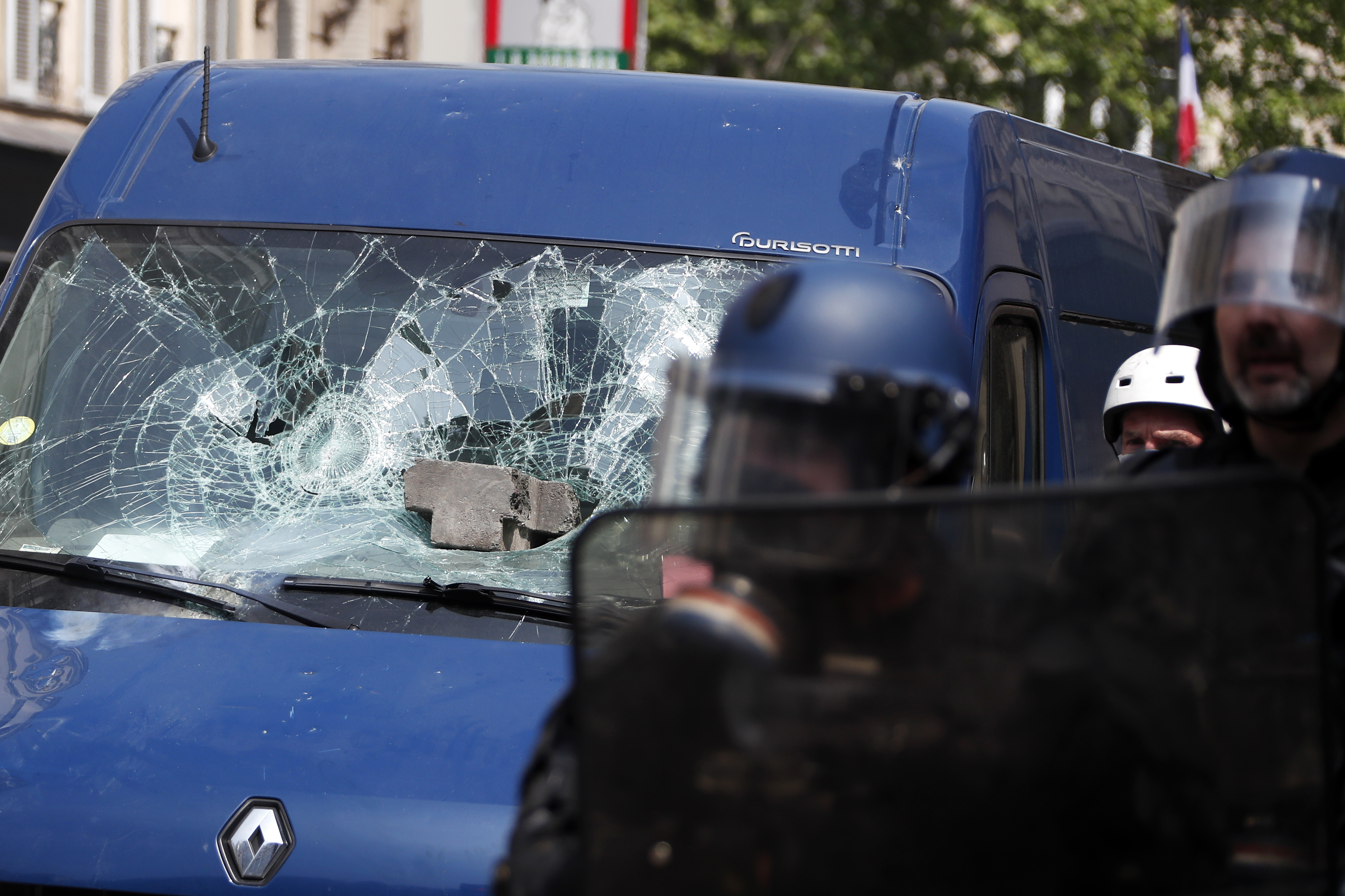 Violențe la mitingul de 1 Mai de la Paris. Poliția a făcut arestări și a lansat gaze lacrimogene (FOTO)