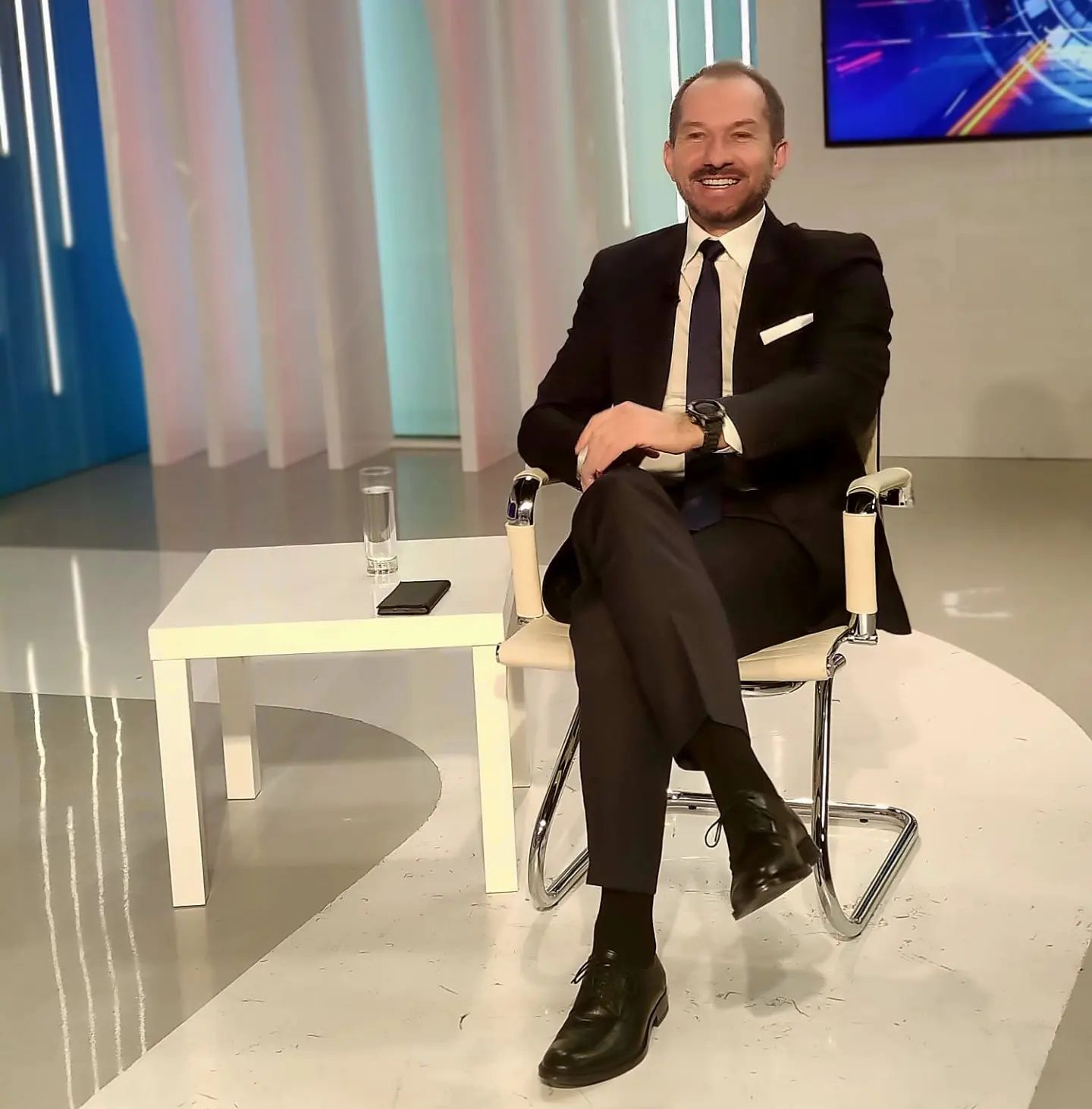 Mihai Sturzu, revoltat după ce a văzut cum un curier i-a aruncat coletul fragil. A făcut publică filmarea, iar fanii au răbufnit