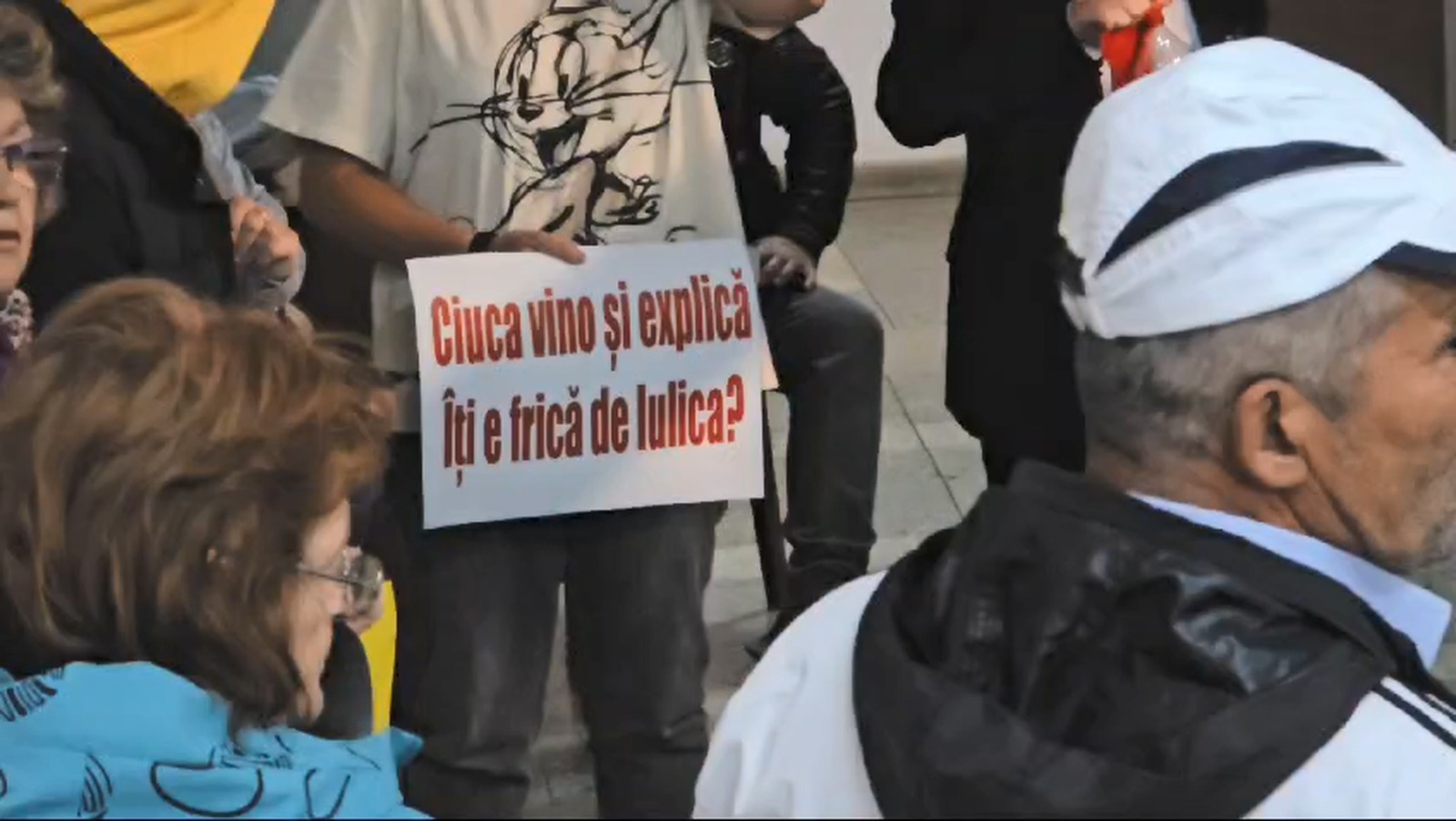 Protest la Biroul Electoral din Ploiești, după ce Iulian Dumitrescu, urmărit penal pentru mită, și-a depus candidatura la șefia CJ Prahova. Ce a decis PNL