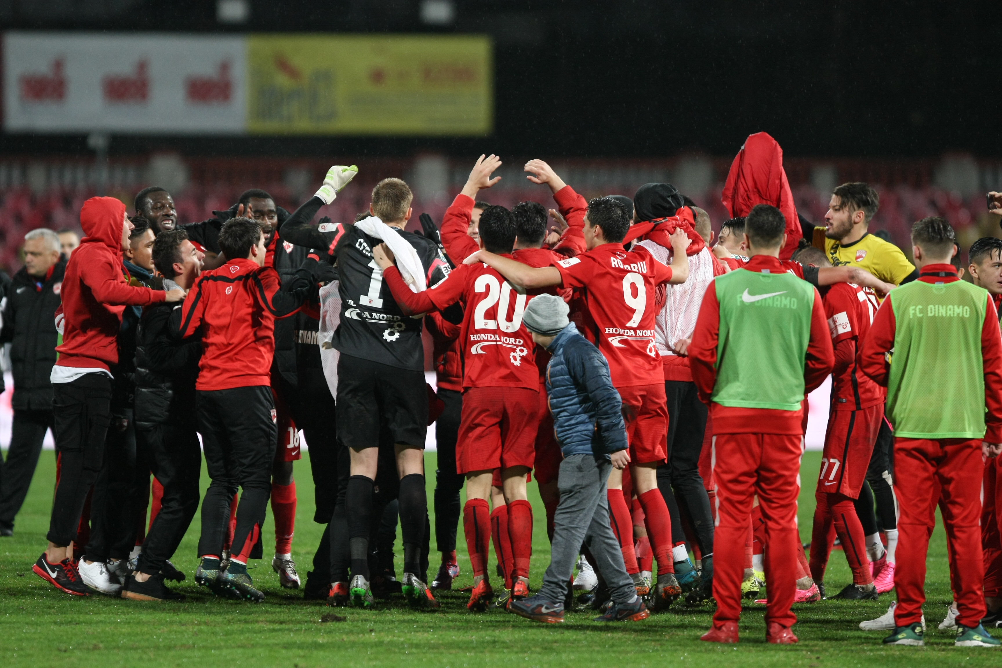 Dinamo - Steaua 3-1. "Câinii" au făcut legea pe teren și au câștigat după patru ani în faţa marii rivale / FOTO