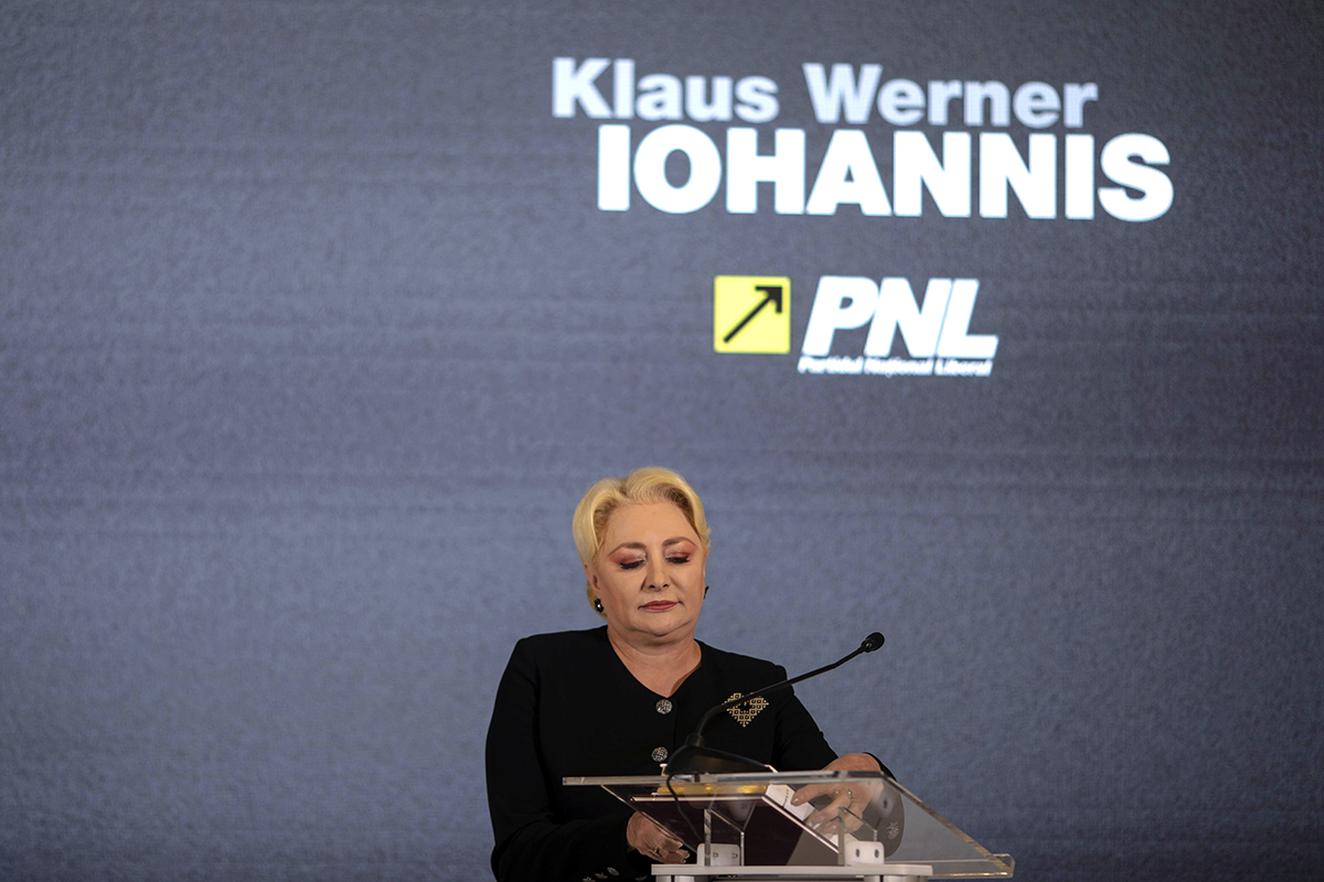 Viorica Dăncilă, la ultimul mesaj înaintea alegerilor prezidențiale. I-a adus trei daruri lui Klaus Iohannis