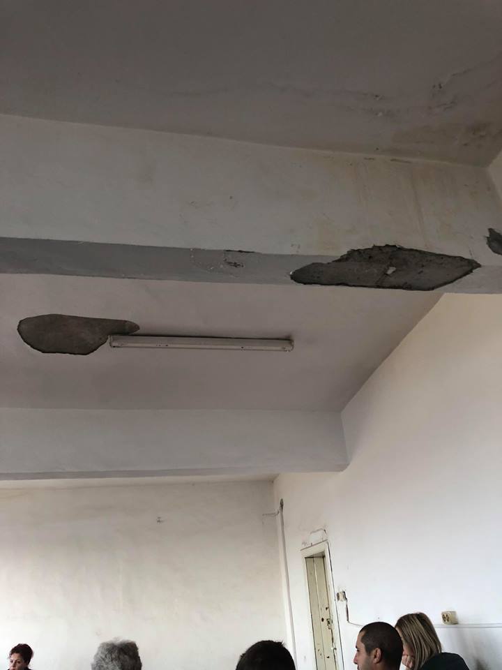 VIDEO/ Imagini halucinante din sediul Poliției Târgoviște. Sala de examene auto cade pe candidați!