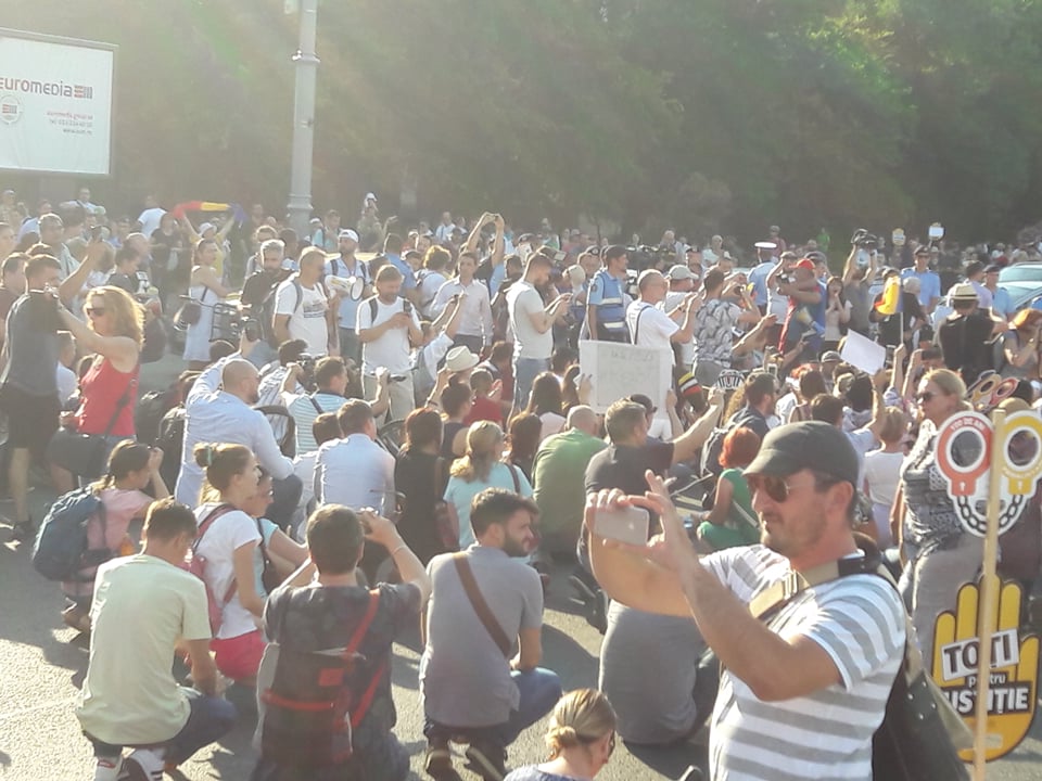 UPDATE. Protest în Piața Victoriei față de adoptarea CPP. Oameni amendați și îmbrânceli cu jandarmii (Foto&Video)