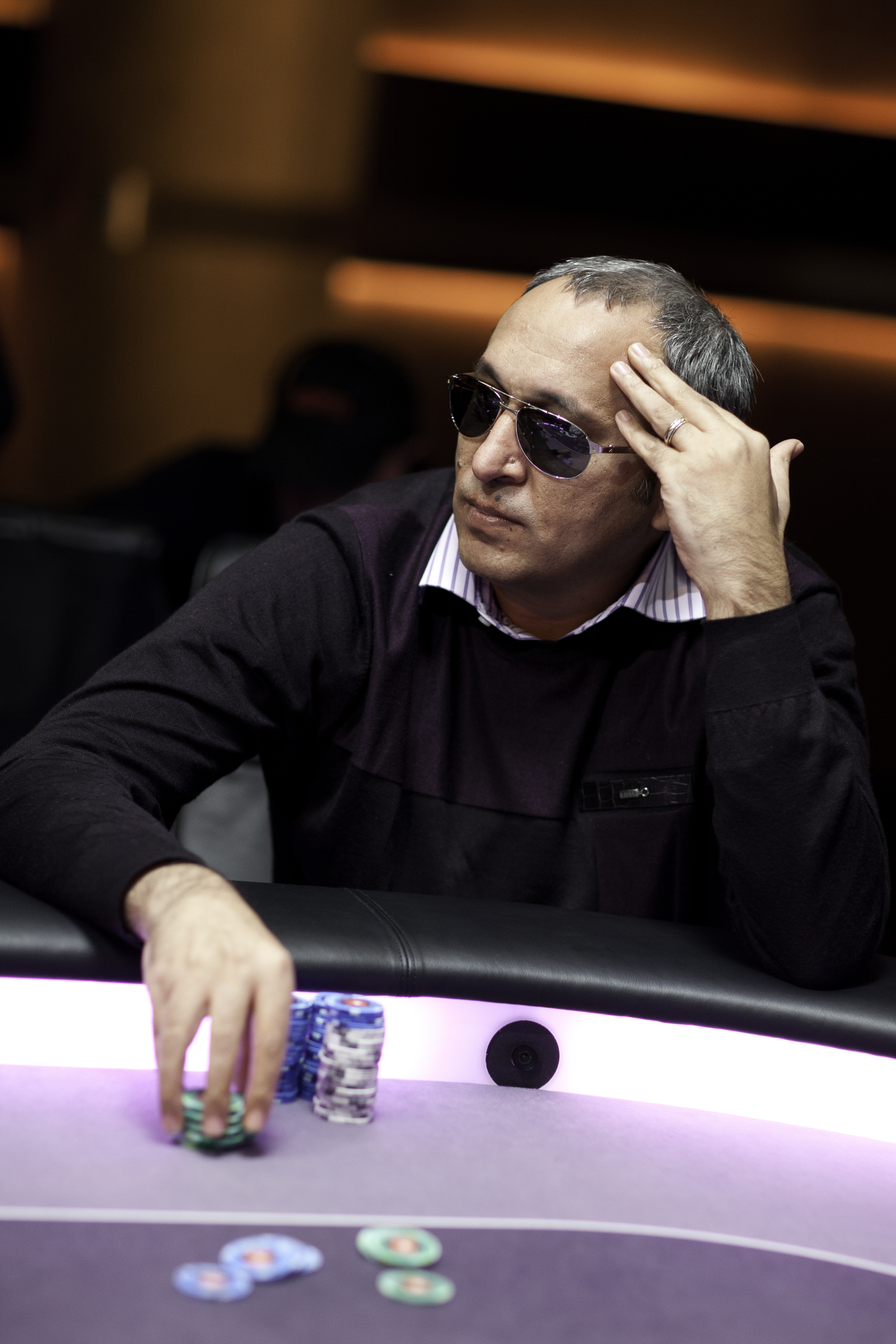 Ce s-a ales de omul care l-a învățat poker pe Pițurcă și ce s-a întâmplat după ce a câștigat un premiu de 1.350.000 $. ^Fratele lui făcea parte din gruparea Tarzan, care trafica prostituate, și e la pușcărie! Povești cu Piți de la jocurile de noroc
