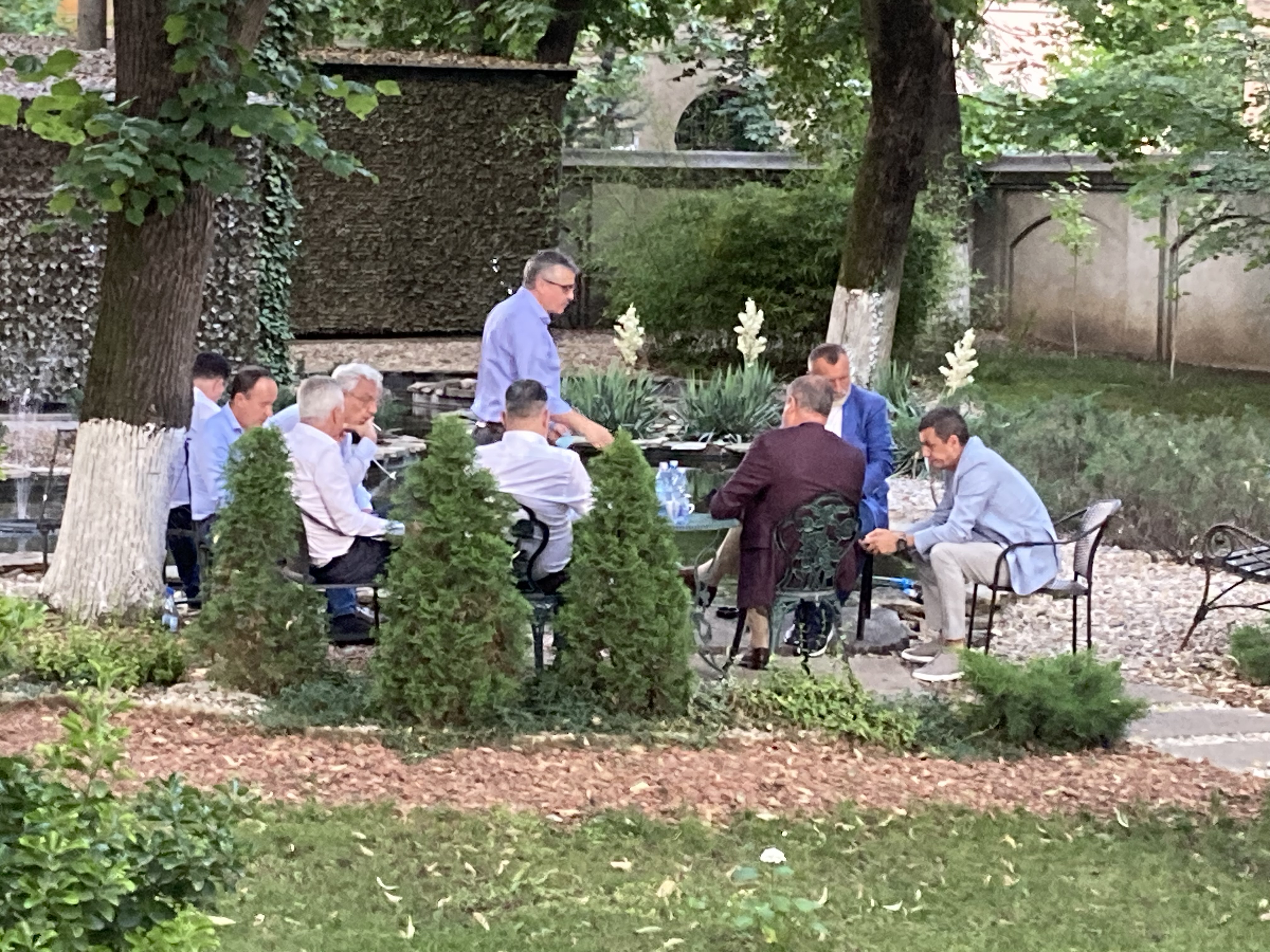 REPORTAJ | Scenă simbolică la PSD. Ciolacu și Grindeanu au dispărut în momentul în care Gabriela Firea a intrat în curtea sediului central. „Am câștigat alegerile!”