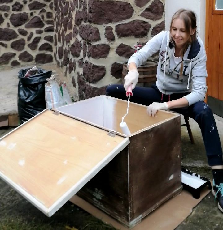 Női ezermestert hívnak, ha baj van a faluban: fészert, sírkövet, ládát, széket, újít fel Adrienn