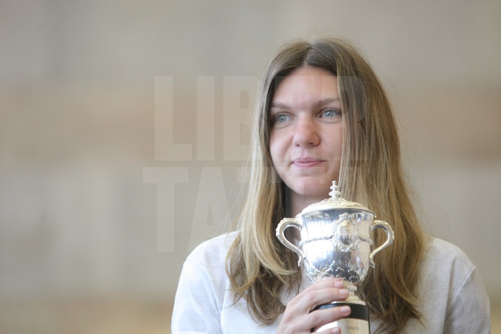 VIDEO&FOTO. Sosirea Simonei Halep în România după ce a câștigat Roland Garros 2018. Așteptată pe covorul roșu!