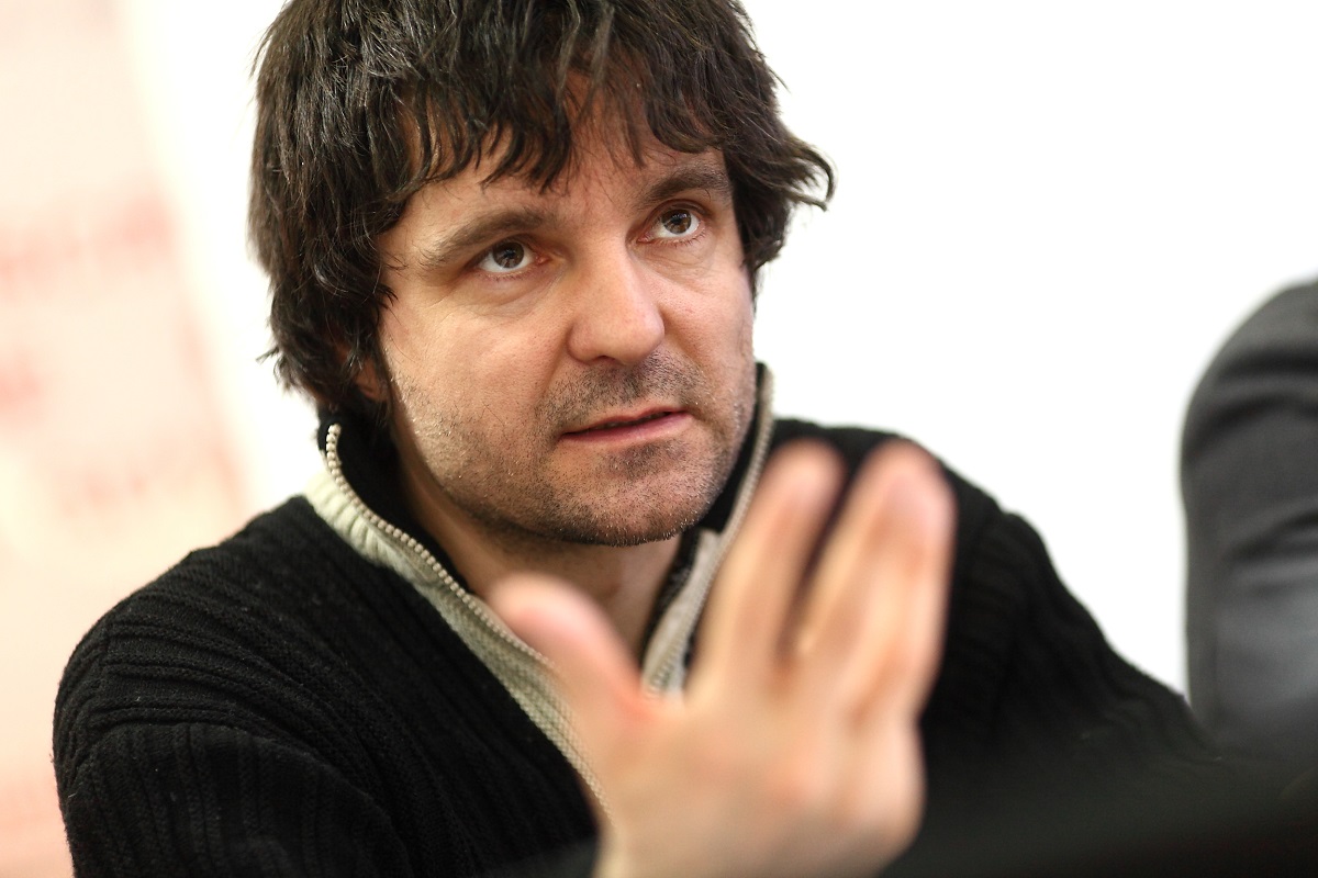 Imagini cu Nicușor Dan în tinerețe. La 20 de ani obișnuia să poarte părul lung, cu breton. „Studenția de la Paris!”