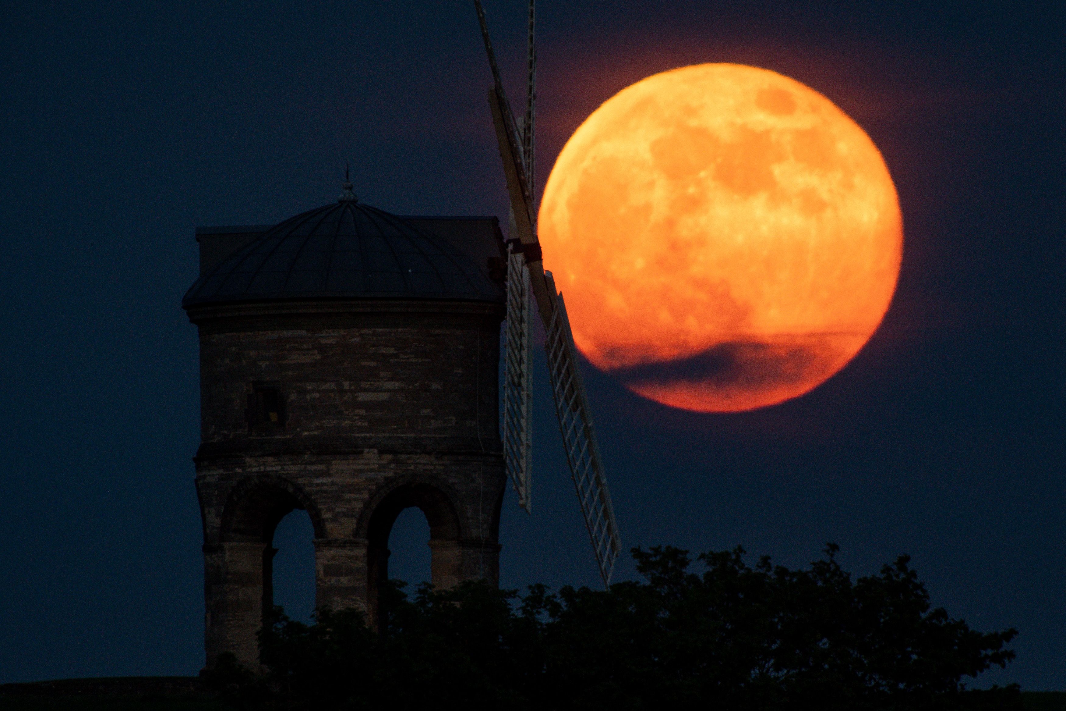 VIDEO | Imagini spectaculoase cu superluna, ultimul fenomen astronomic de acest fel din anul acesta
