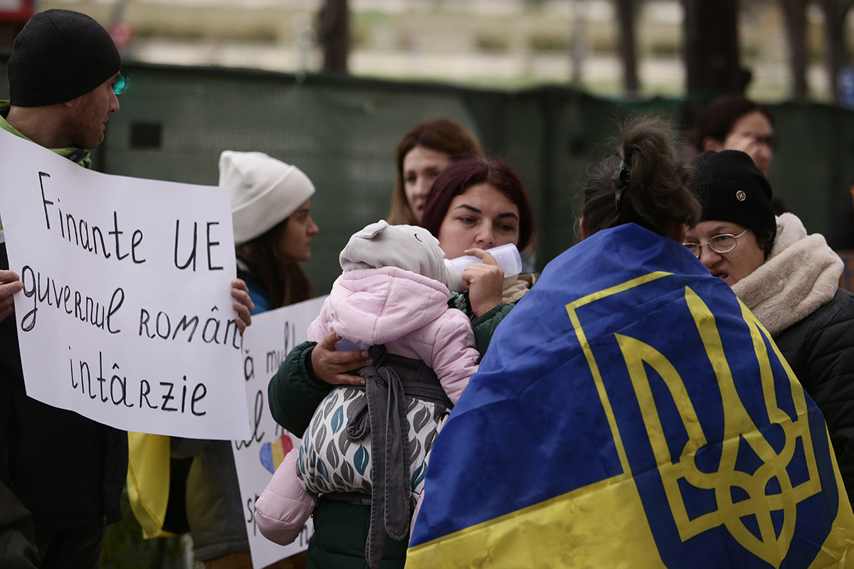 „Încercăm să nu consumăm prea multă apă sau lumină”. Protestul ucrainenilor refugiați în România care nu au primit banii promiși de Guvern