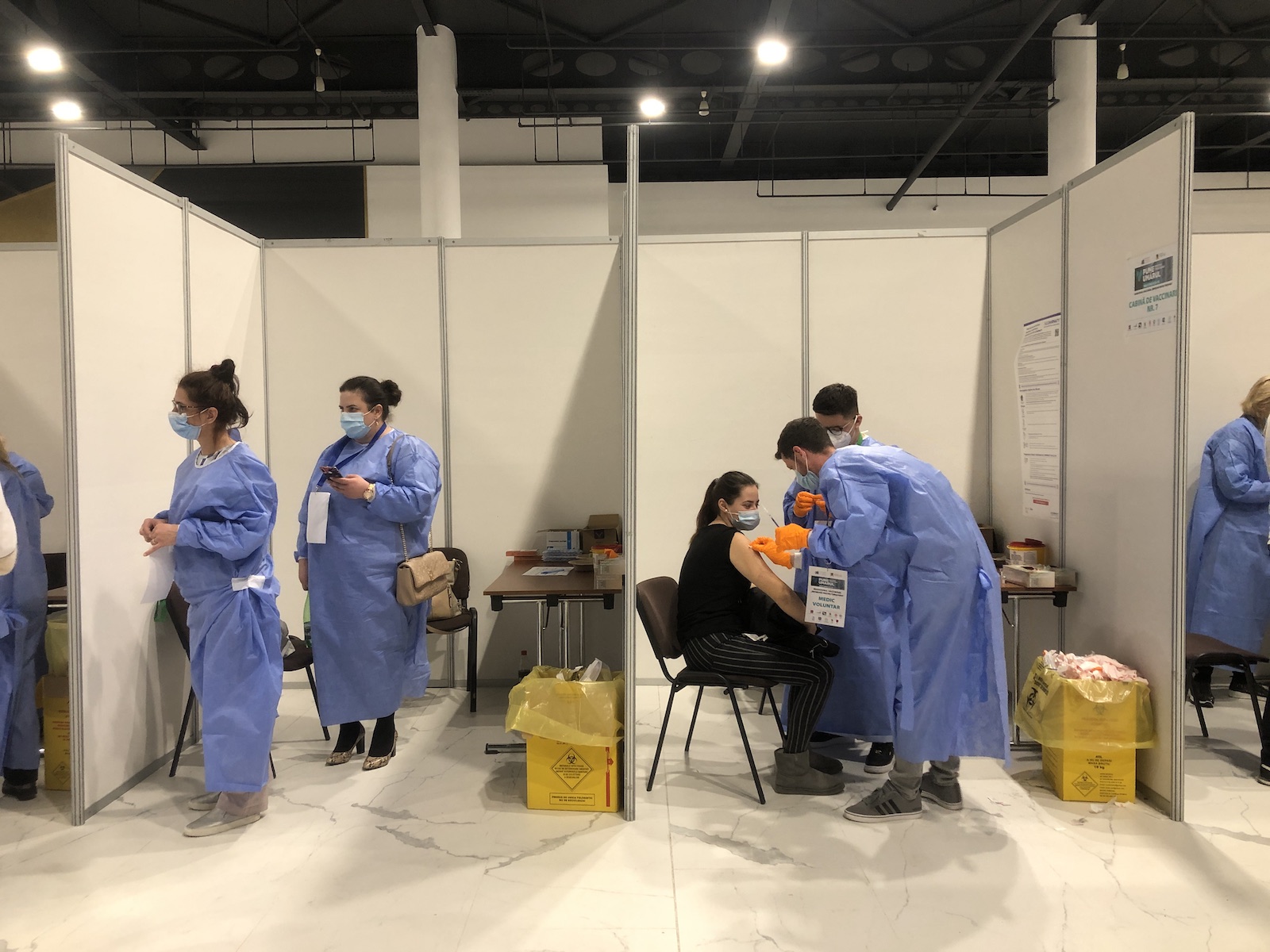 REPORTAJ. La vaccinare, în timpul nopții. „Am încercat să mă programez și nu mai erau locuri, e mai ușor cu maratonul”