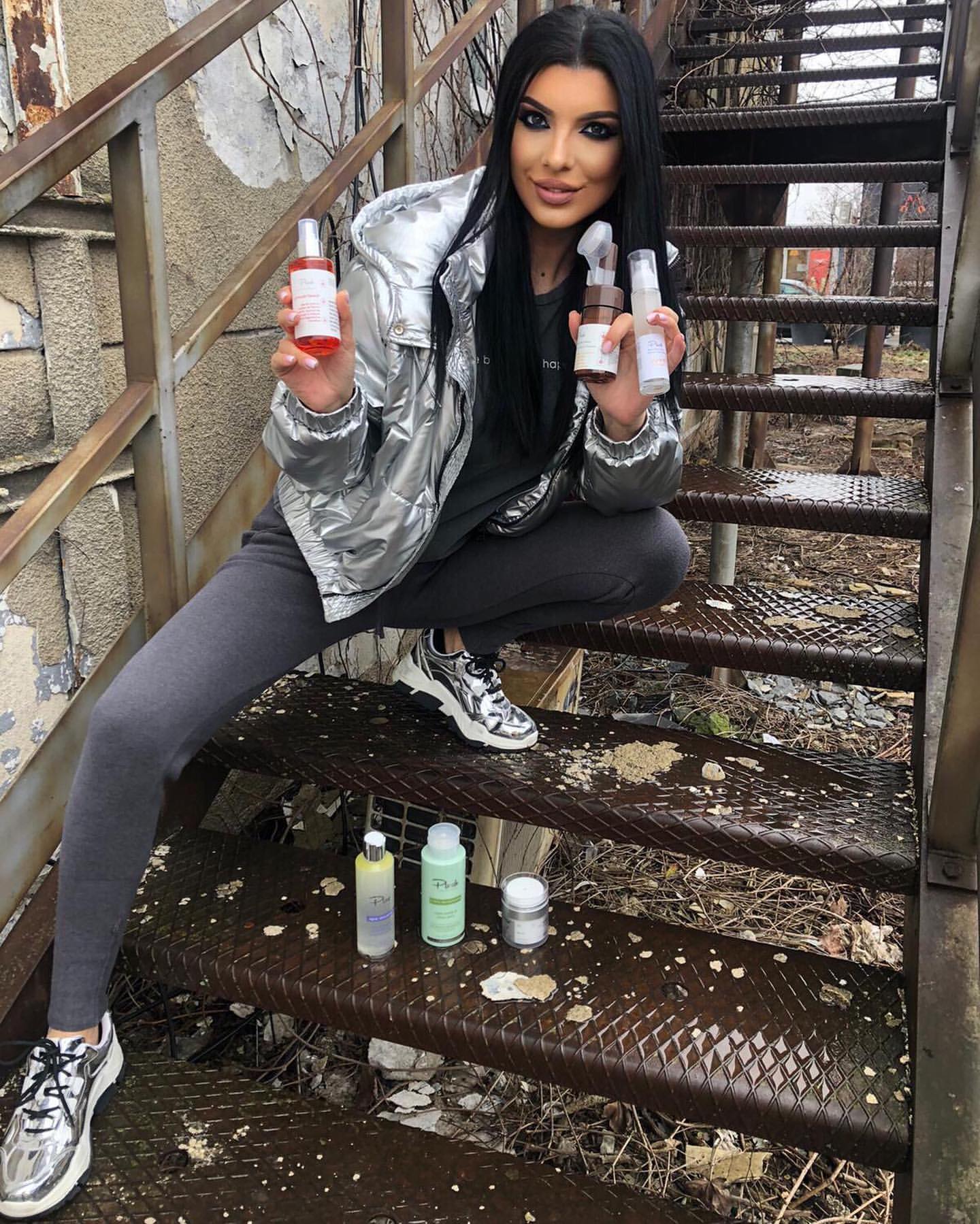 „Fața mea a început să se descompună”. Un fals dermatolog e acuzat că a vândut produse toxice pentru ten, promovate de vedete precum Dorian Popa și Gina Pistol. Mai multe victime au făcut plângere