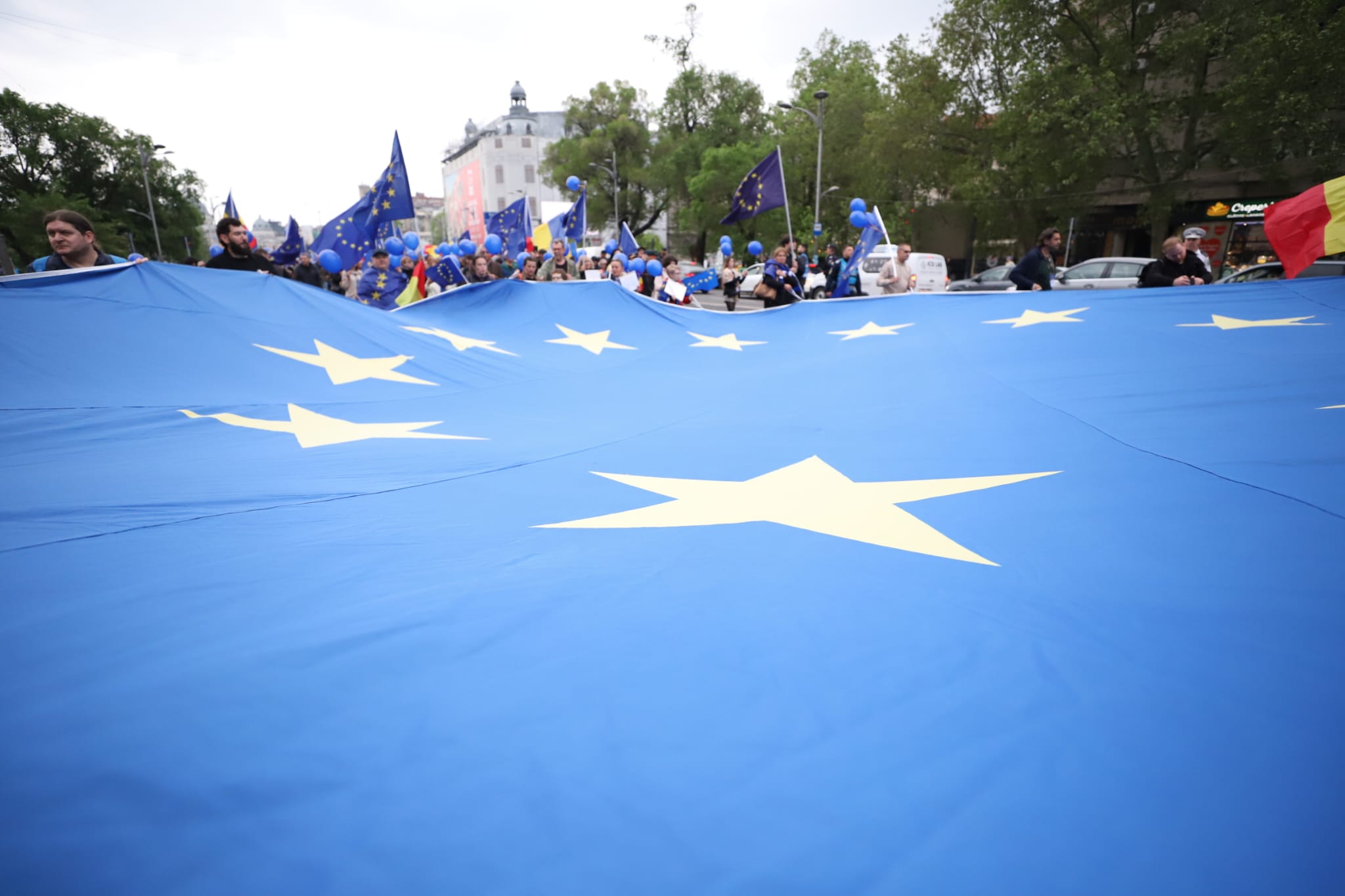 Manifestație pro-Europa cu prezență slabă. Tudor Chirilă: „Sǎ ciocnim un păhărel pentru România în Europa”