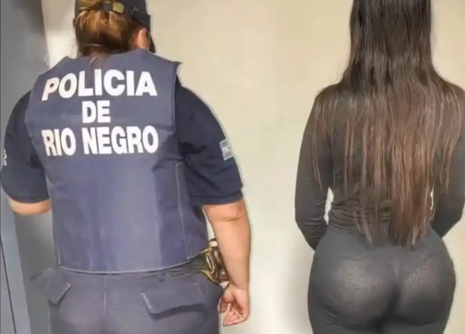 O fotografie bizară din momentul arestării arată suspecta de escrocherie etalându-și posteriorul: „Văduva Neagră a drogat și jefuit bărbați”