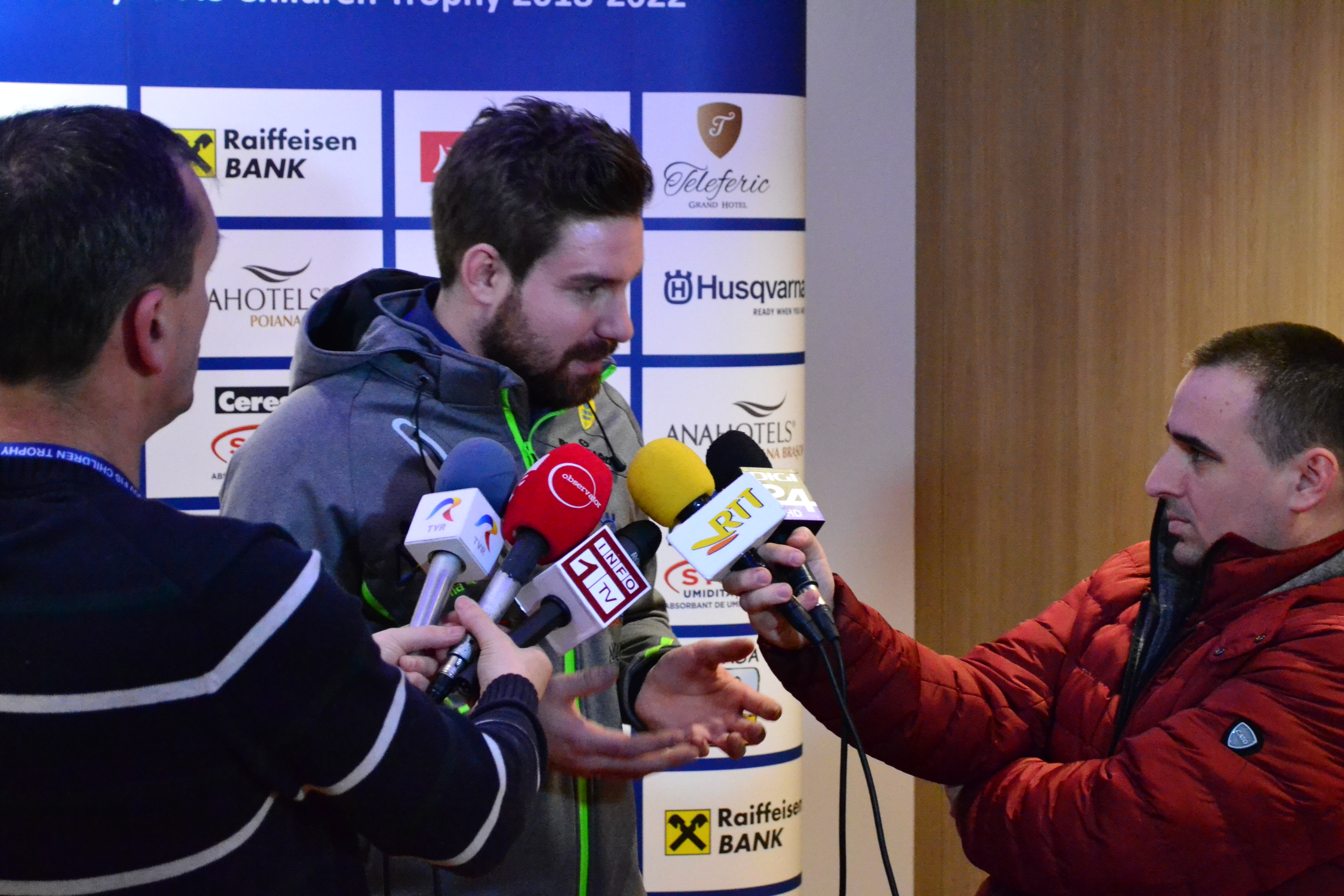 Schiorul Ioan Achiriloaie, primul sportiv român calificat la Jocurile Olimpice de Iarnă 2018, este unic în lume. Brașoveanul își lustruiește singur schiurile! VIDEO