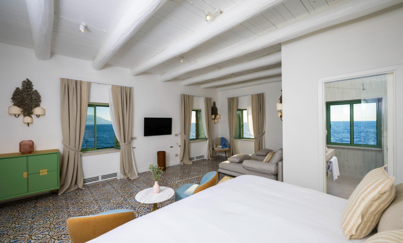 Fosta insulă a lui Eduardo De Filippo, închiriată cu 300.000 de euro pe săptămână. Cum arată paradisul privat de pe Coasta Amalfi