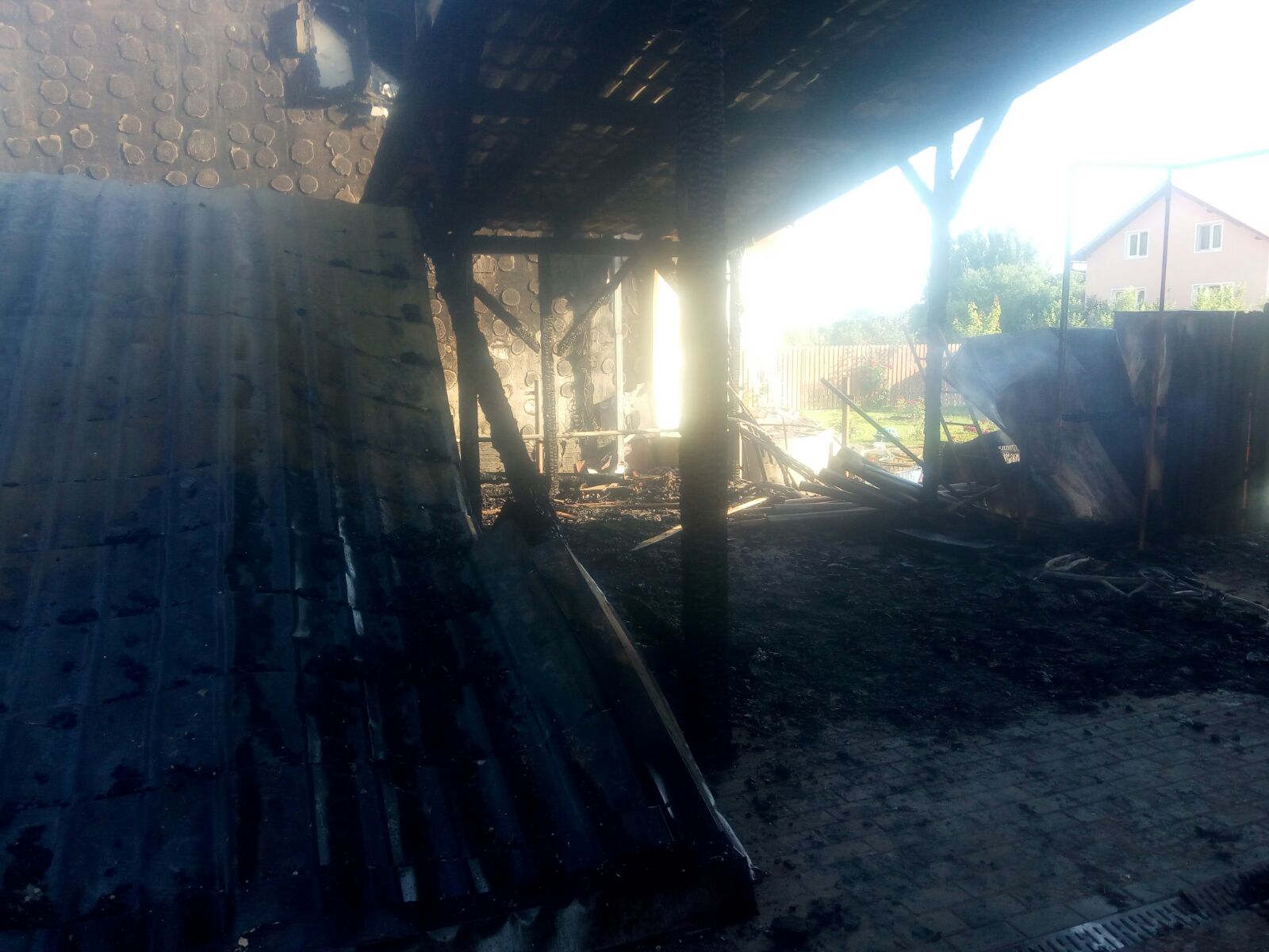 Incendiu puternic în Brașov. Trei case au fost distruse de flăcări