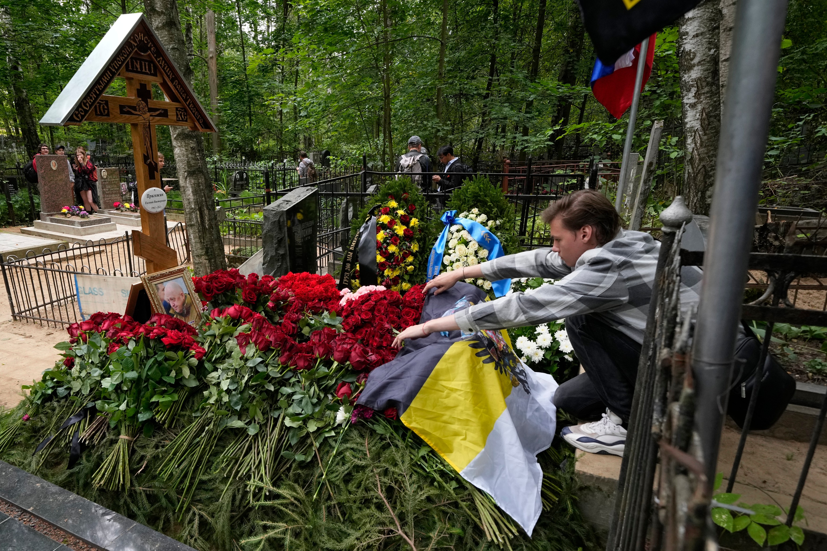 Cum arată mormântul lui Evgheni Prigojin, unde a fost îngropat în mare secret. „Să fii războinic înseamnă să trăieşti veşnic”