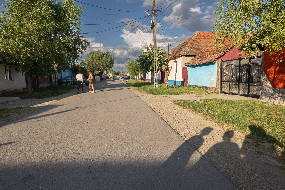 Mărturiile angajatelor plătite cu 2.700 de lei pe lună de Viorel Pașca: „A ajutat pe toată lumea! Şi pe noi, că am mai avut unde lucra!”