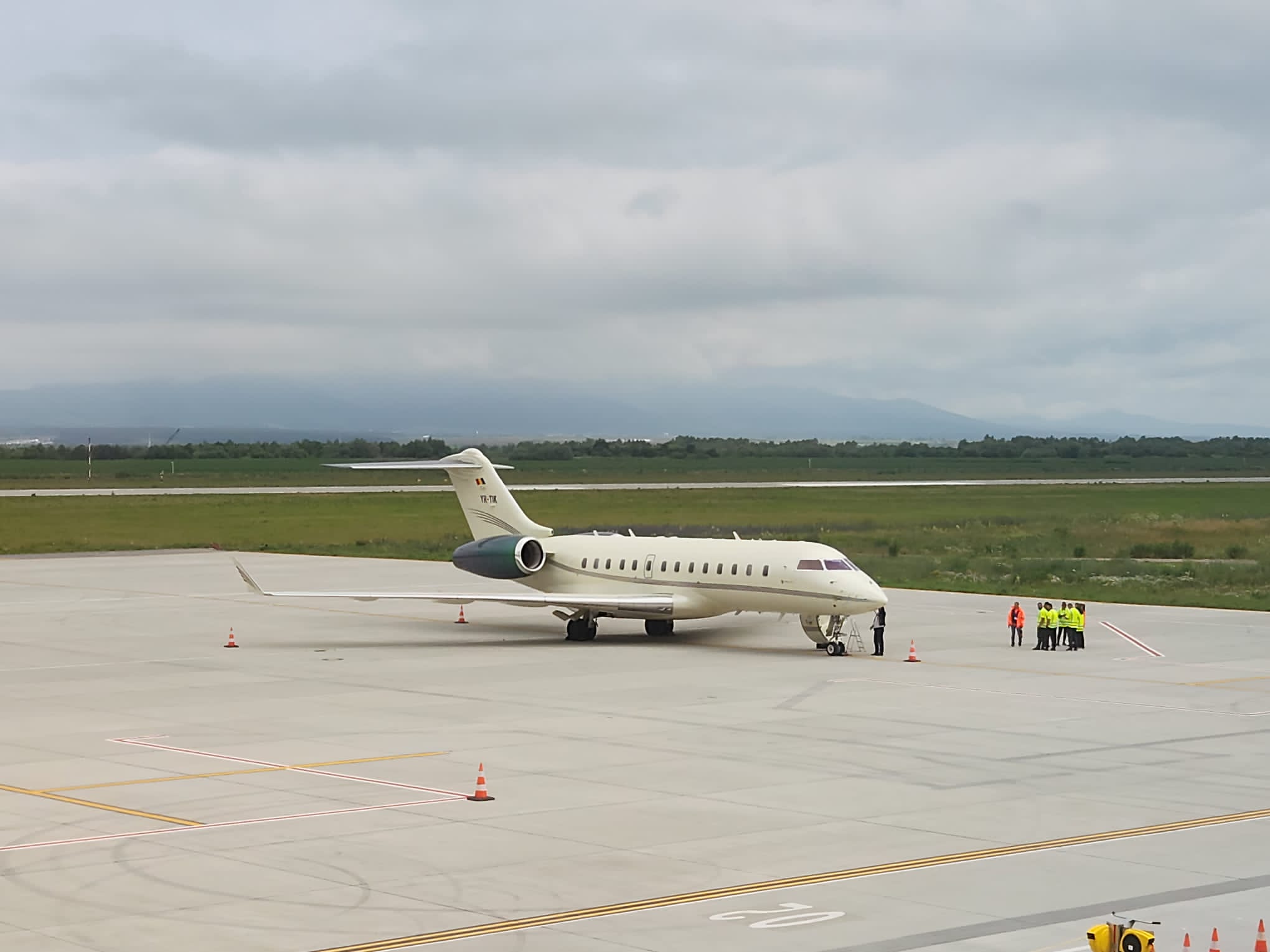 Ion Țiriac, pe noul aeroport din Brașov, la manșa avionului său. „A aterizat în cele mai bune condiții, acasă”