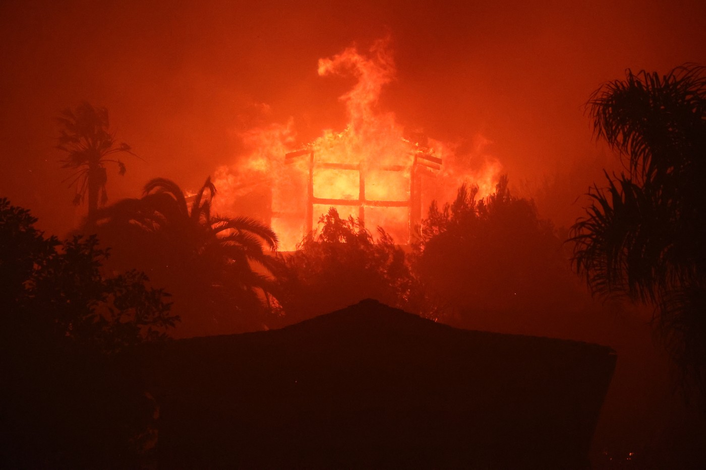 Cel puțin 10 oameni au murit în incendiile de proporții din Los Angeles: „E ca şi cum o bombă atomică ar fi fost aruncată”
