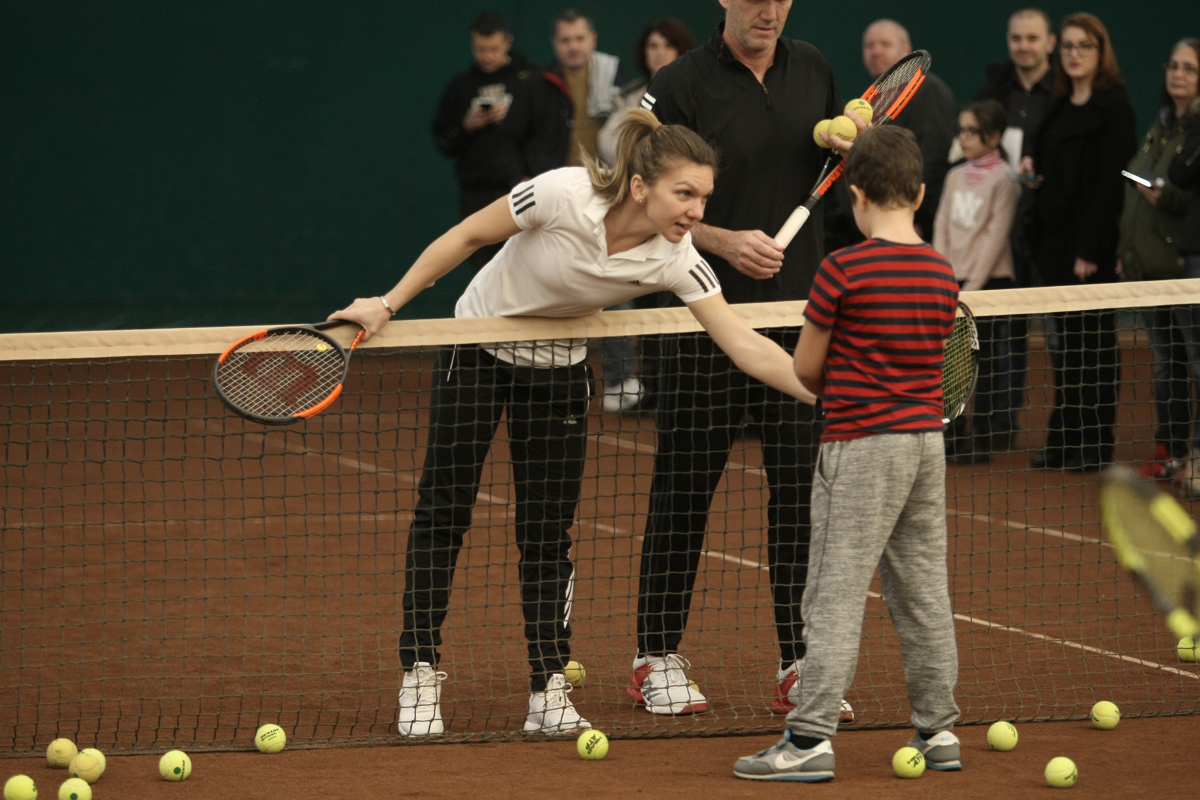 Simona Halep și-a luat energie de la copii! Un fost fotbalist stelist și-a adus fata, ca să ia autograf de la campioană / GALERIE FOTO