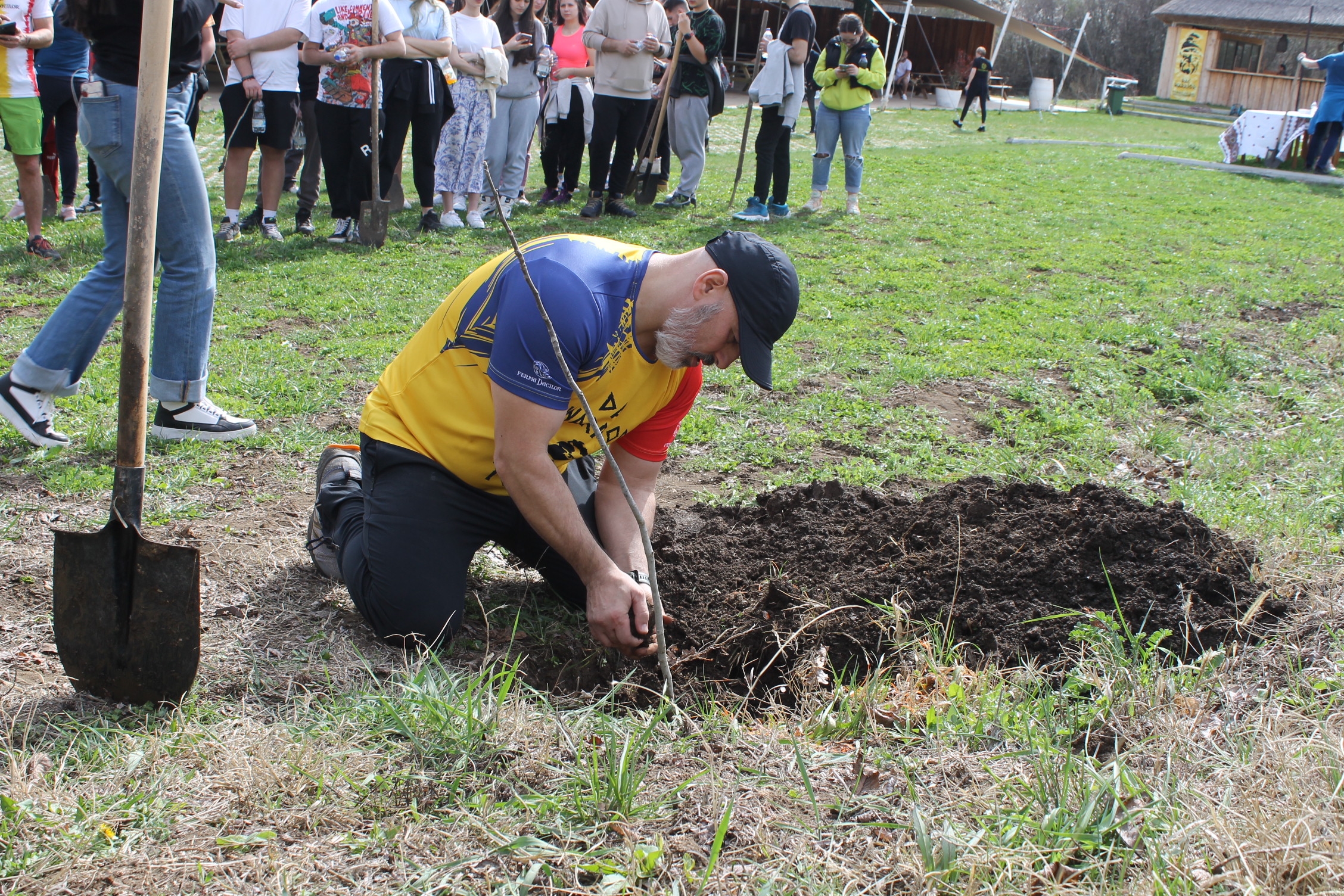 Cornel Dinicu, pentru prima dată fără cătușe, printre ruinele Fermei Dacilor. „Și ziua, și noaptea, mă gândesc dacă am greșit undeva”