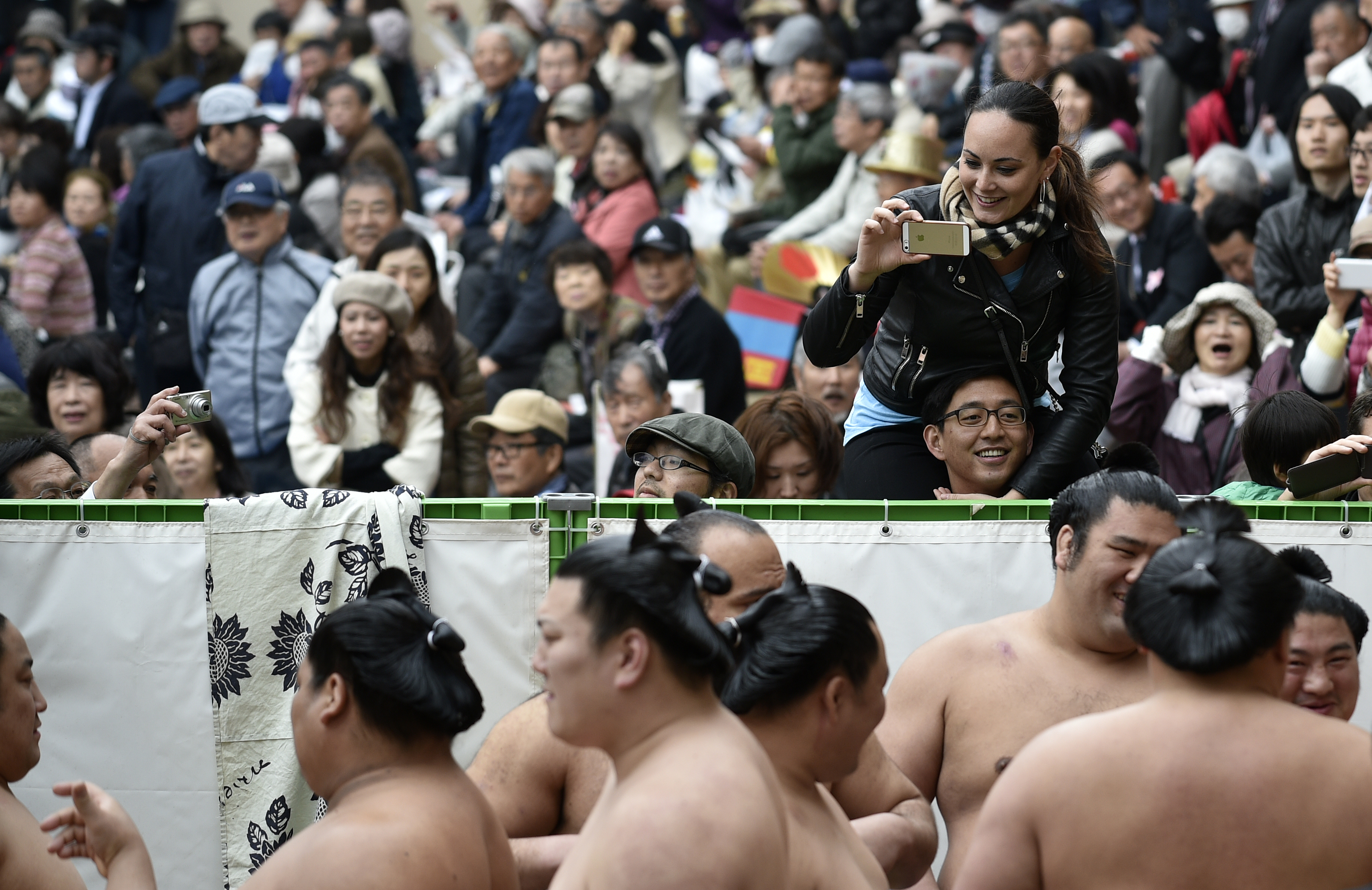 Luptătorii de sumo s-au dat în spectacol gratuit la Tokyo / FOTO