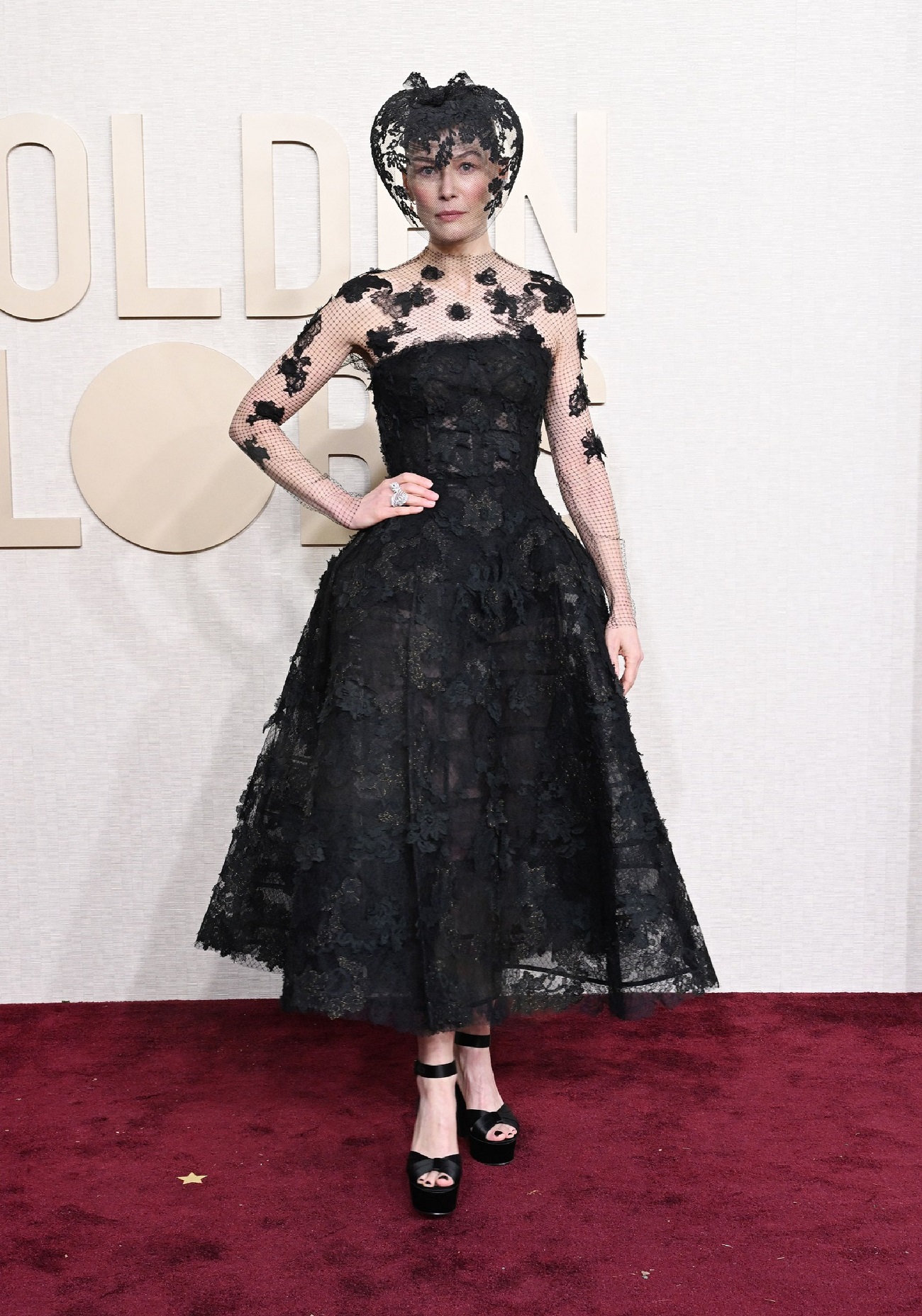 Rosamund Pike, apariție excentrică la Globurile de Aur. Și-a ascuns chipul, pe care l-a avut „complet distrus" în urma unui accident