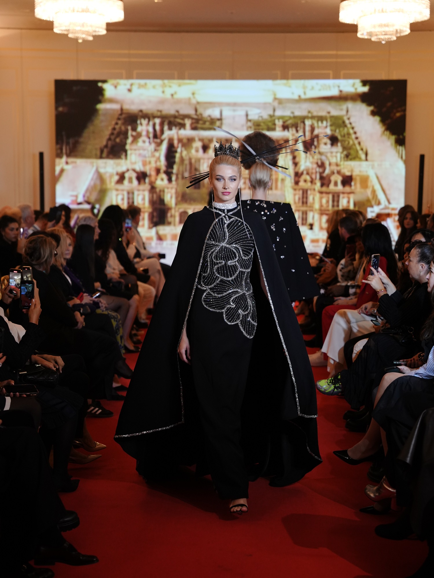 Cătălin Botezatu, aplaudat la Paris Fashion Week 2024. Și-a prezentat noua colecție haute-couture la Hotelul Ritz