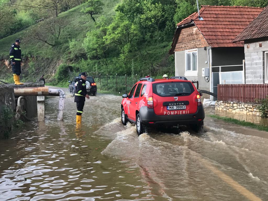 Urmările codului roșu de inundații din Caraș-Severin și Timiș, în imagini (FOTO & VIDEO)