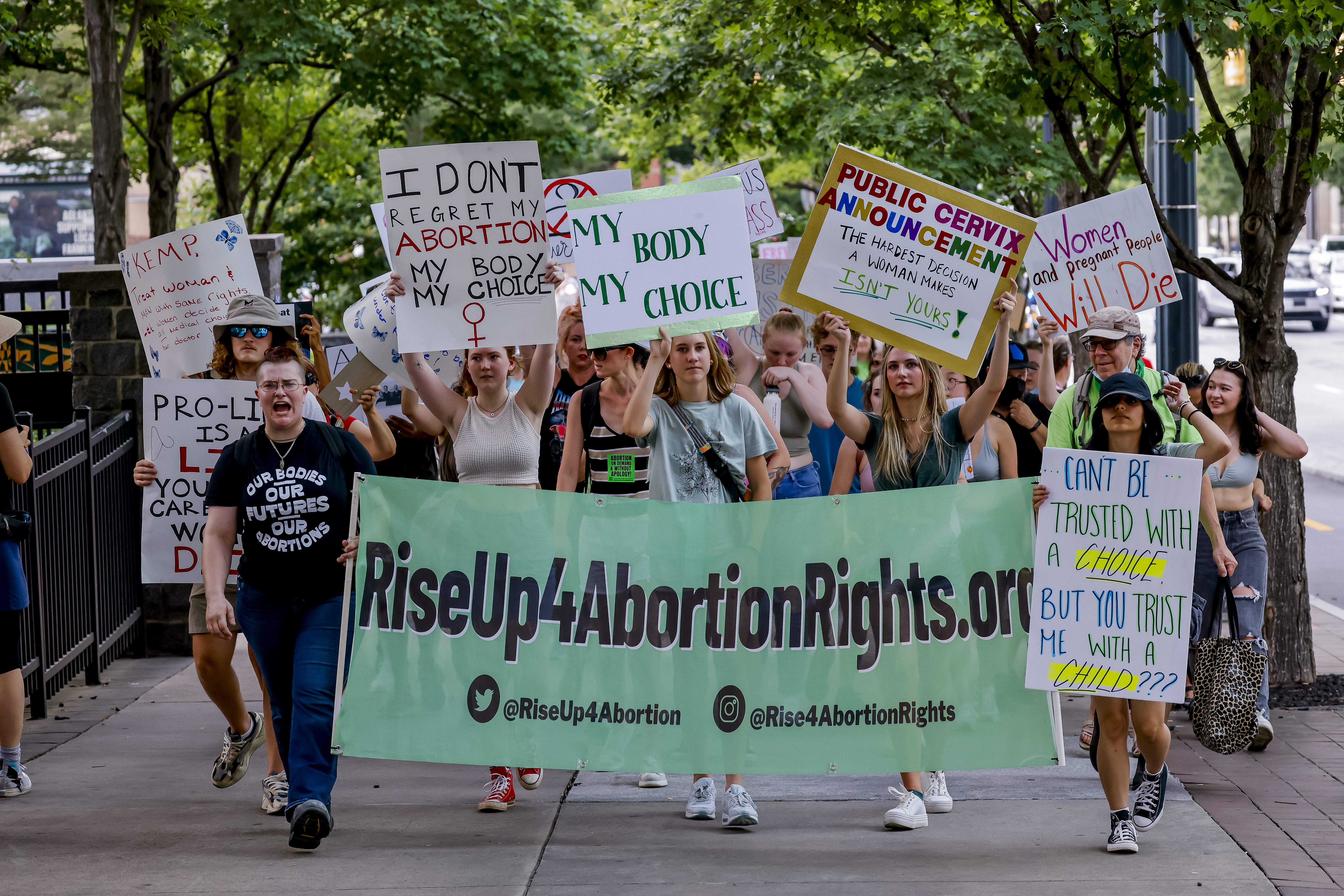 A doua zi cu proteste masive în SUA față de eliminarea dreptului constituțional la avort. În paralel,  activiștii „pro-life” au sărbătorit în stradă