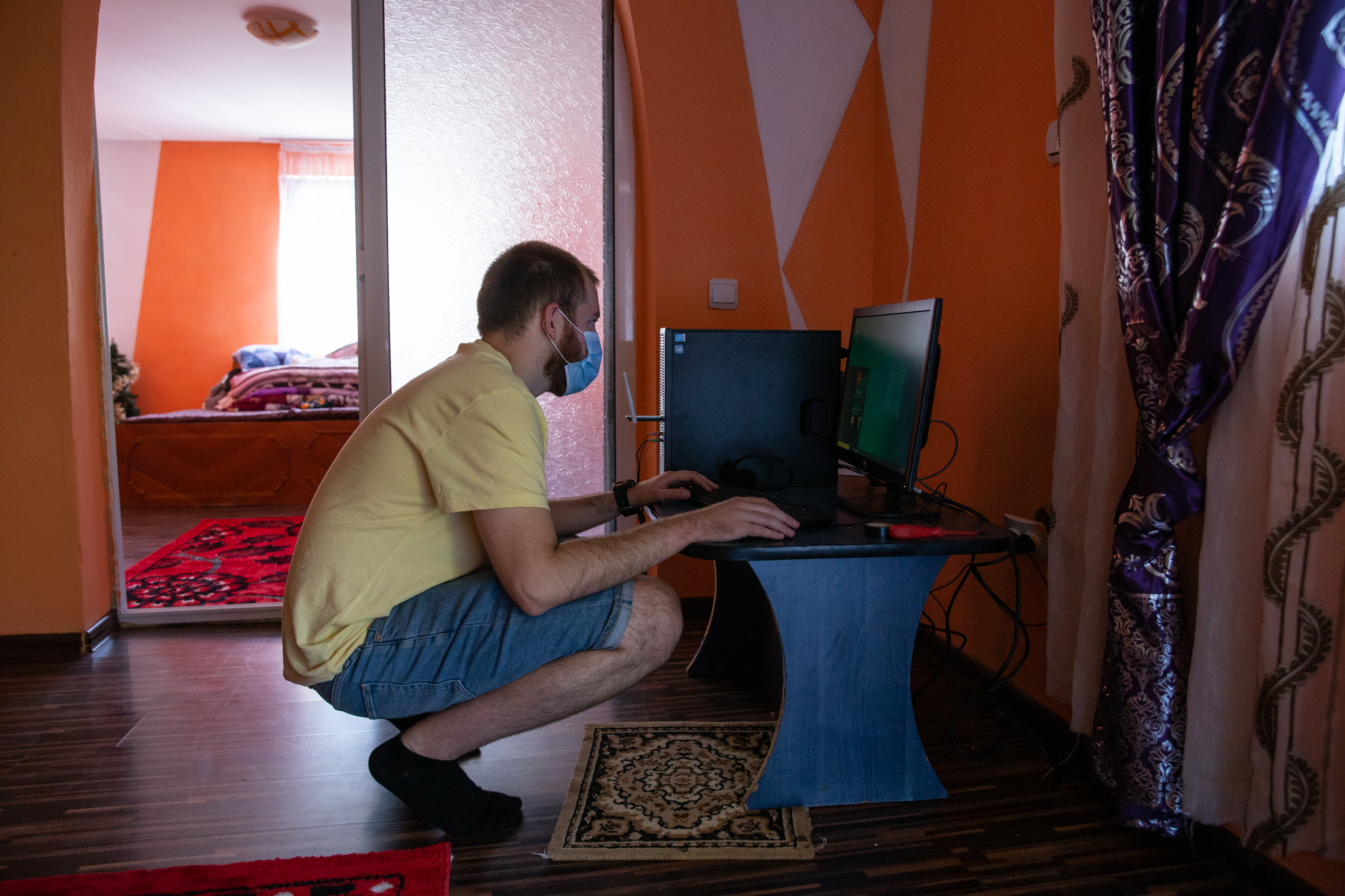 Voluntarii de la Casa Bună încearcă să ia copiii de la muncile câmpului și să-i așeze în fața computerului. “Sperăm să creştem dintre ei mici programatori”