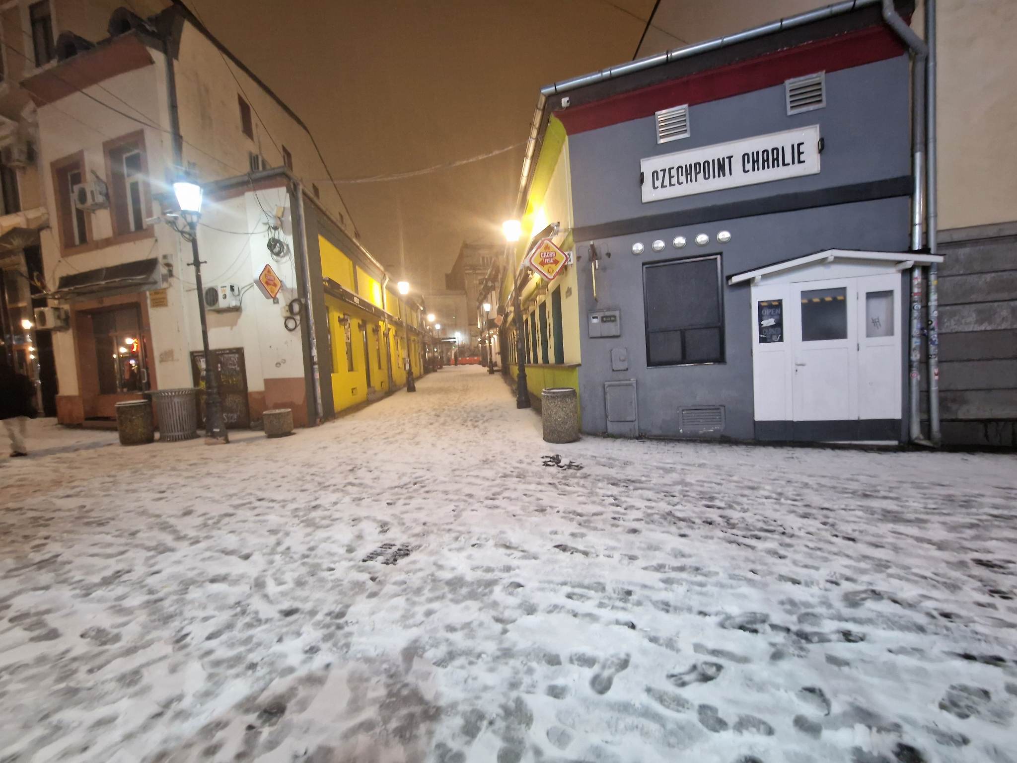 Cum a arătat Bucureștiul în prima noapte din 2023 cu ninsoare serioasă. „Ia uite, a căzut steagul!” | FOTO